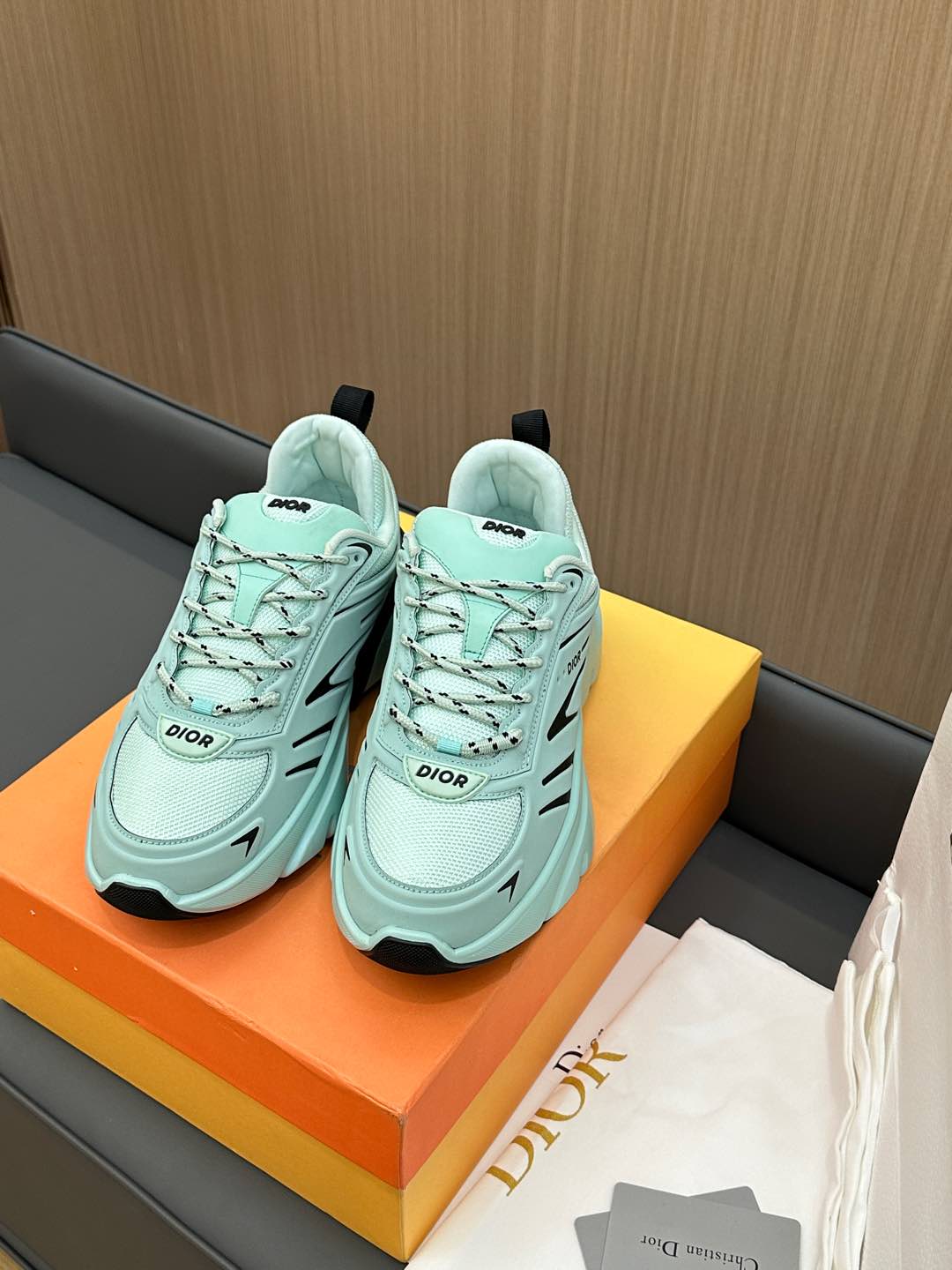 D-Sneakers
