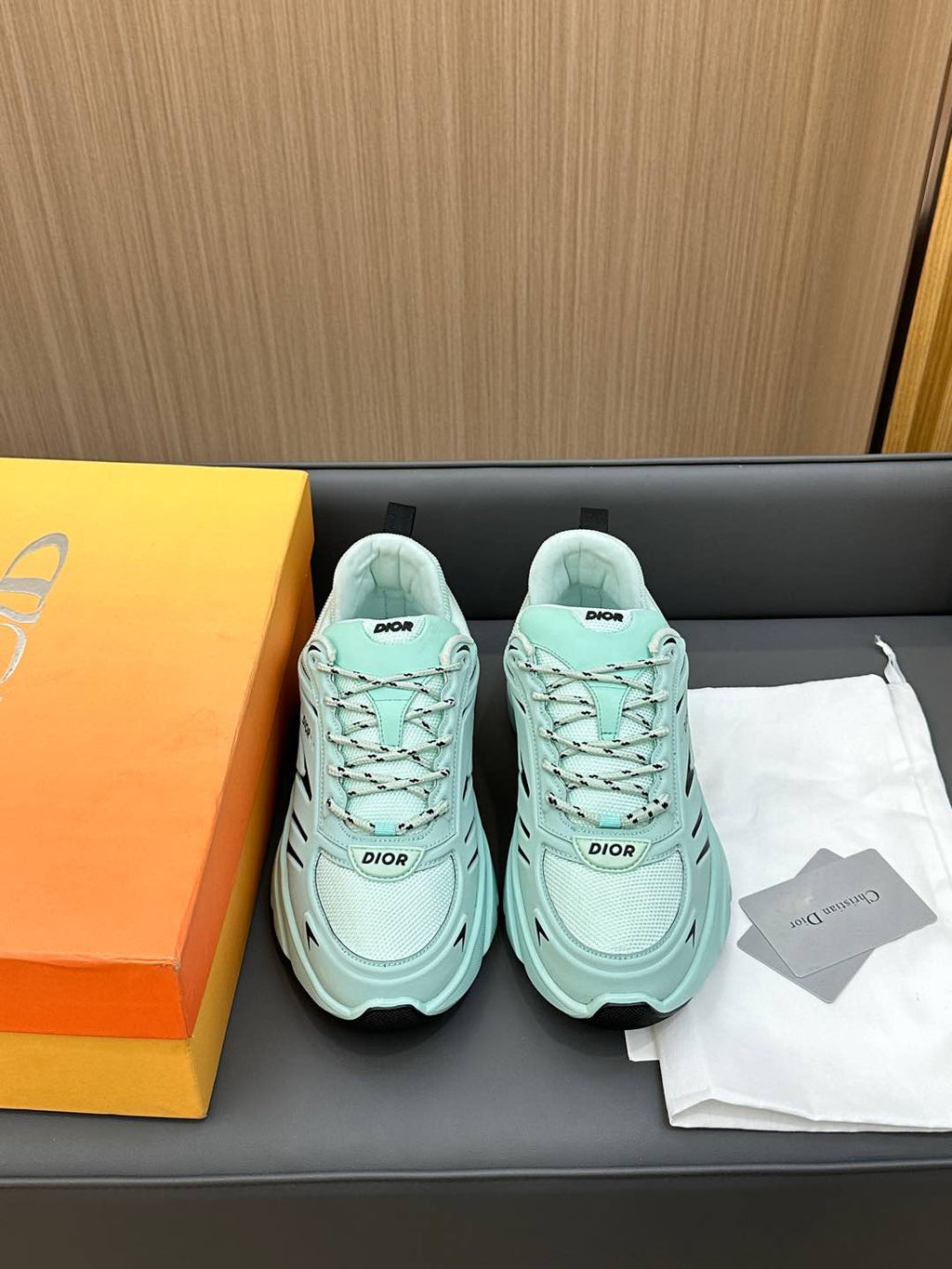 D-Sneakers