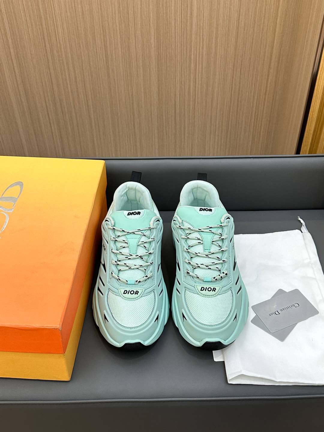 D-Sneakers