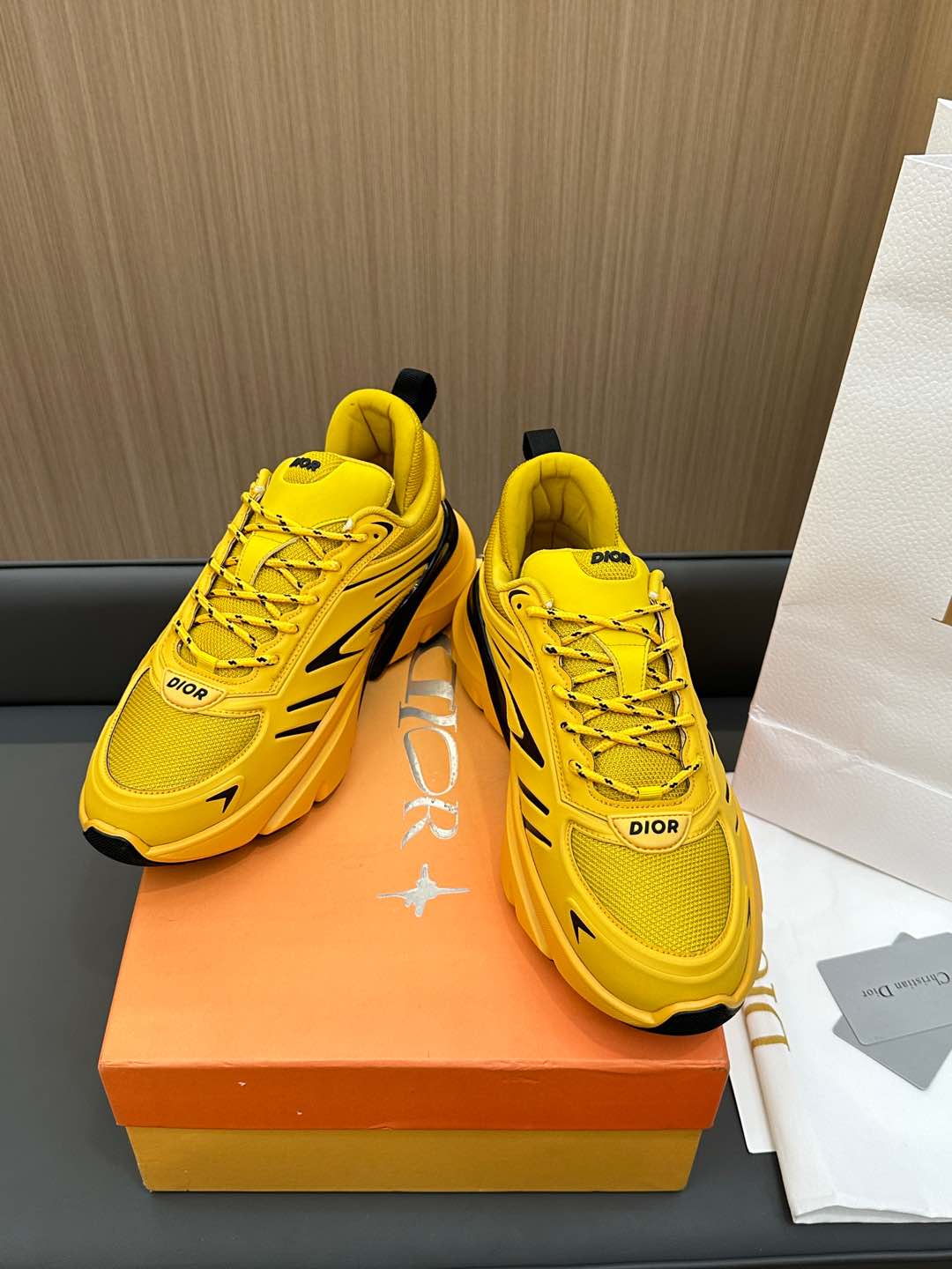 D-Sneakers