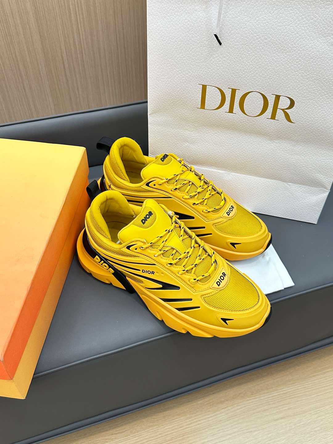D-Sneakers