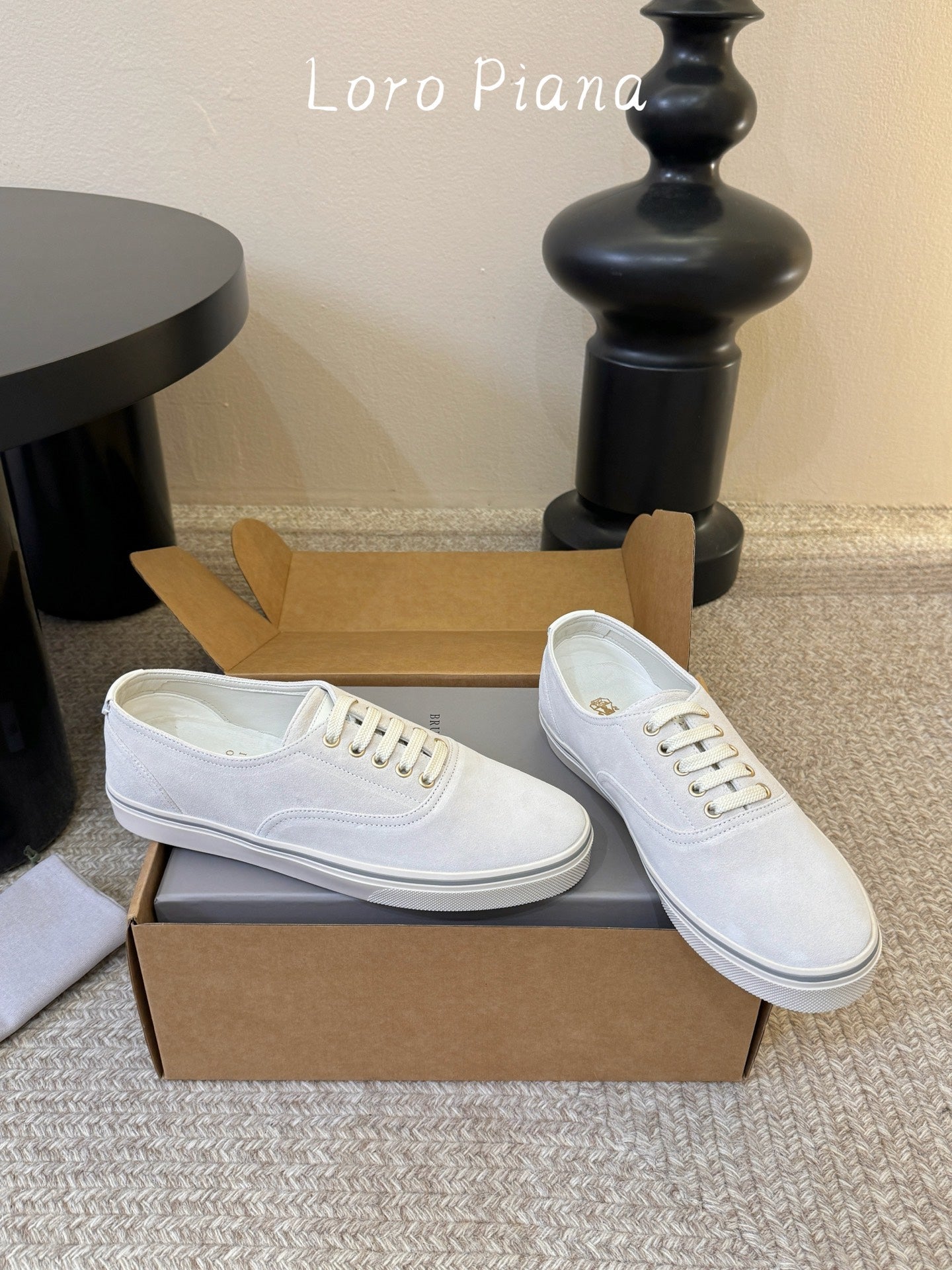 L-Sneakers