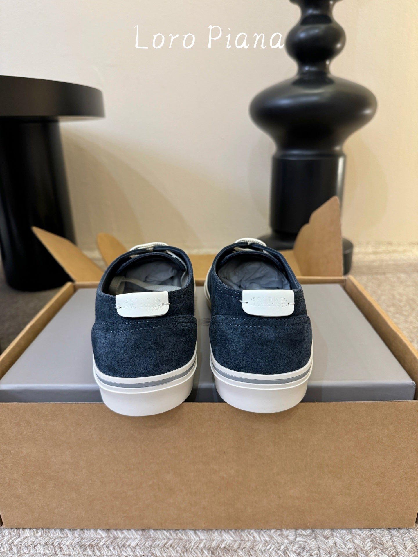 L-Sneakers