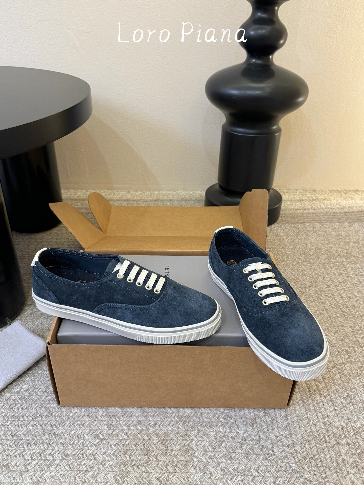 L-Sneakers