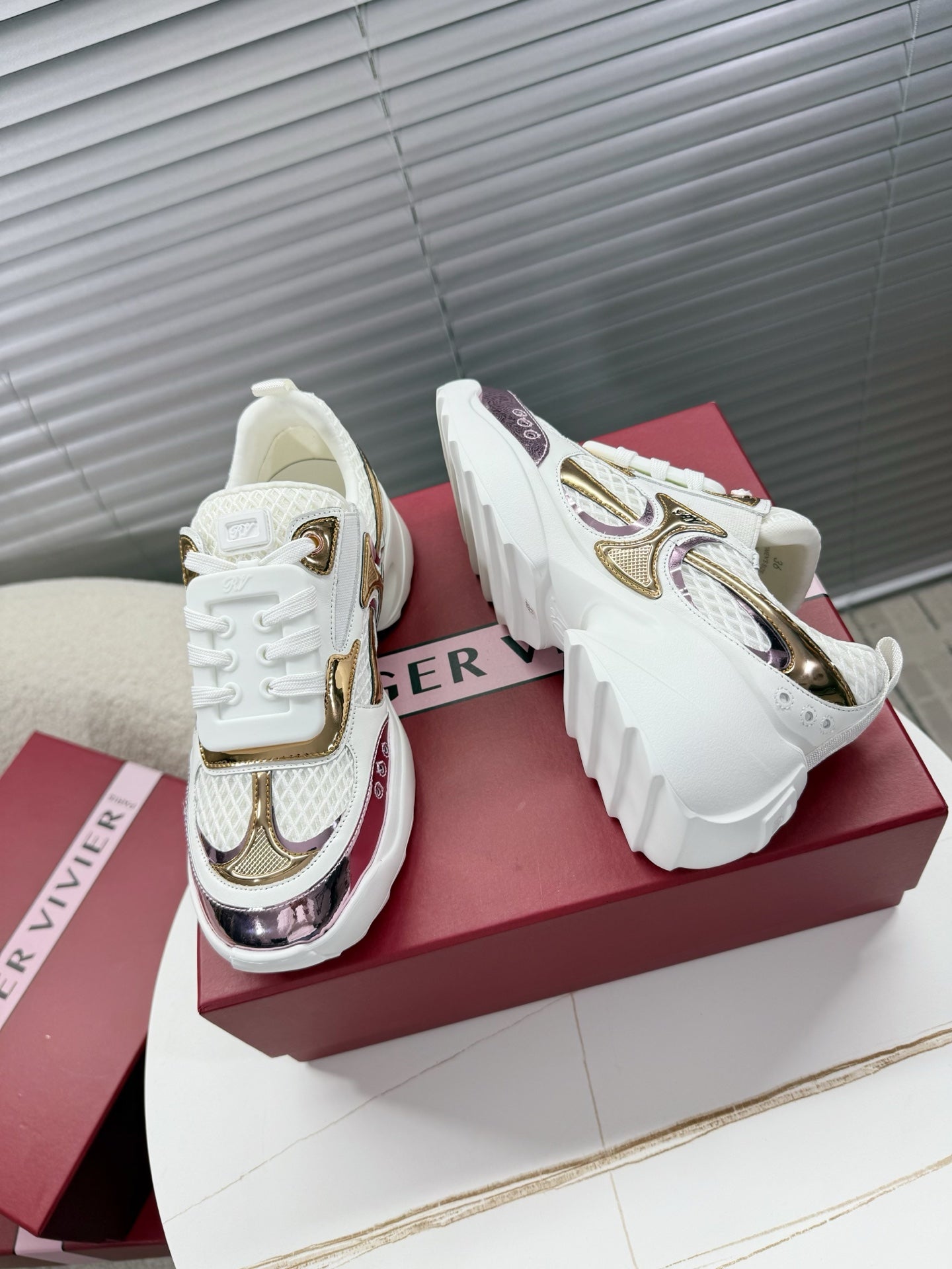 R-Sneakers