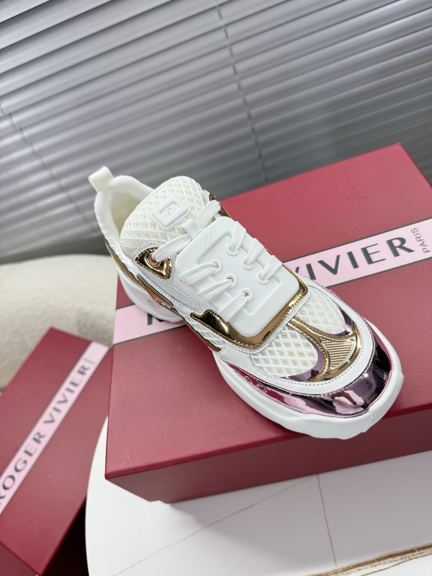 R-Sneakers