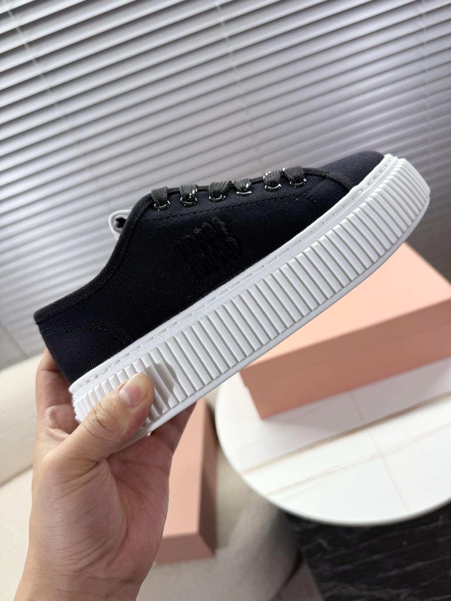 M-Sneakers