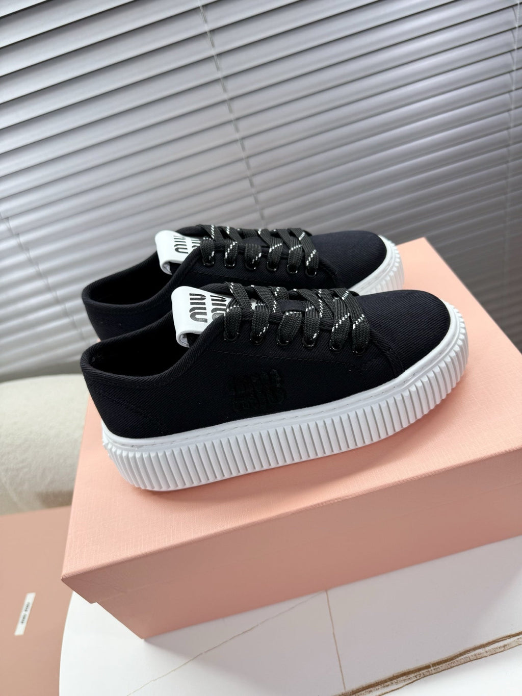M-Sneakers