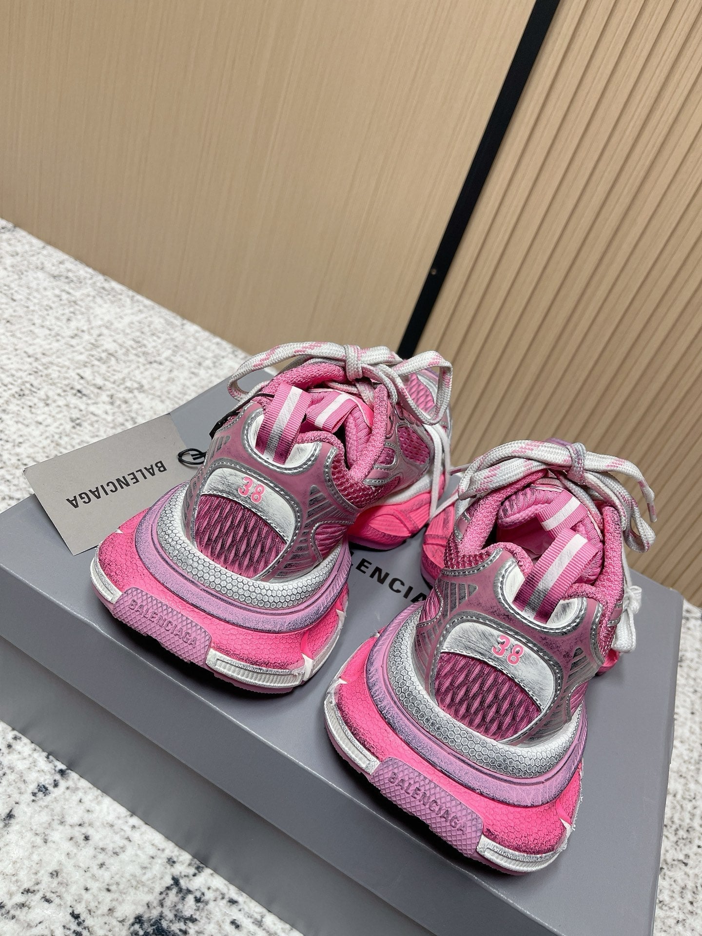 B-Sneakers