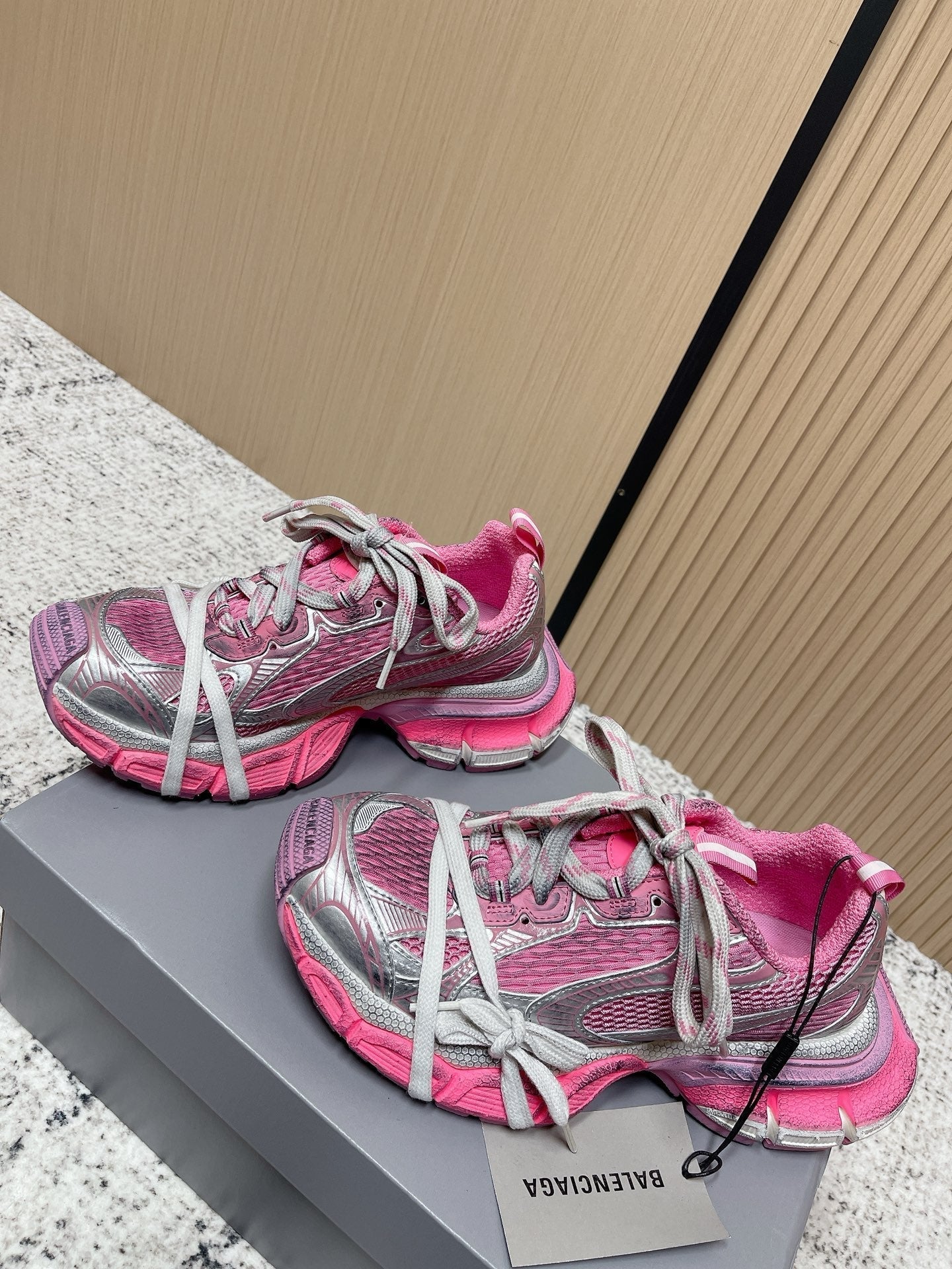 B-Sneakers