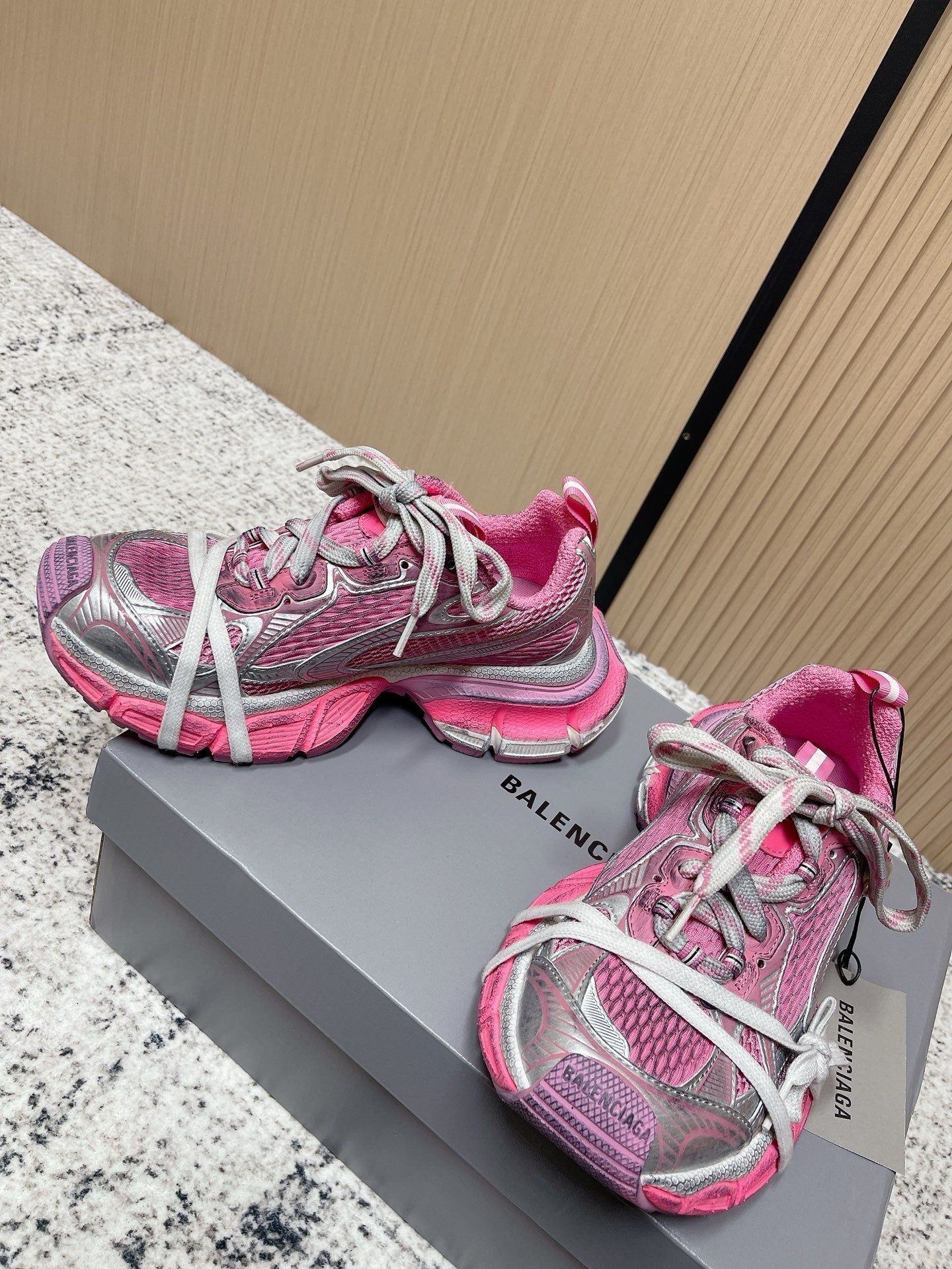 B-Sneakers