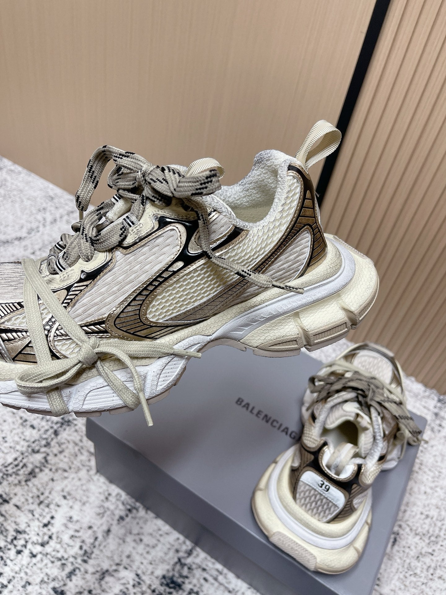 B-Sneakers