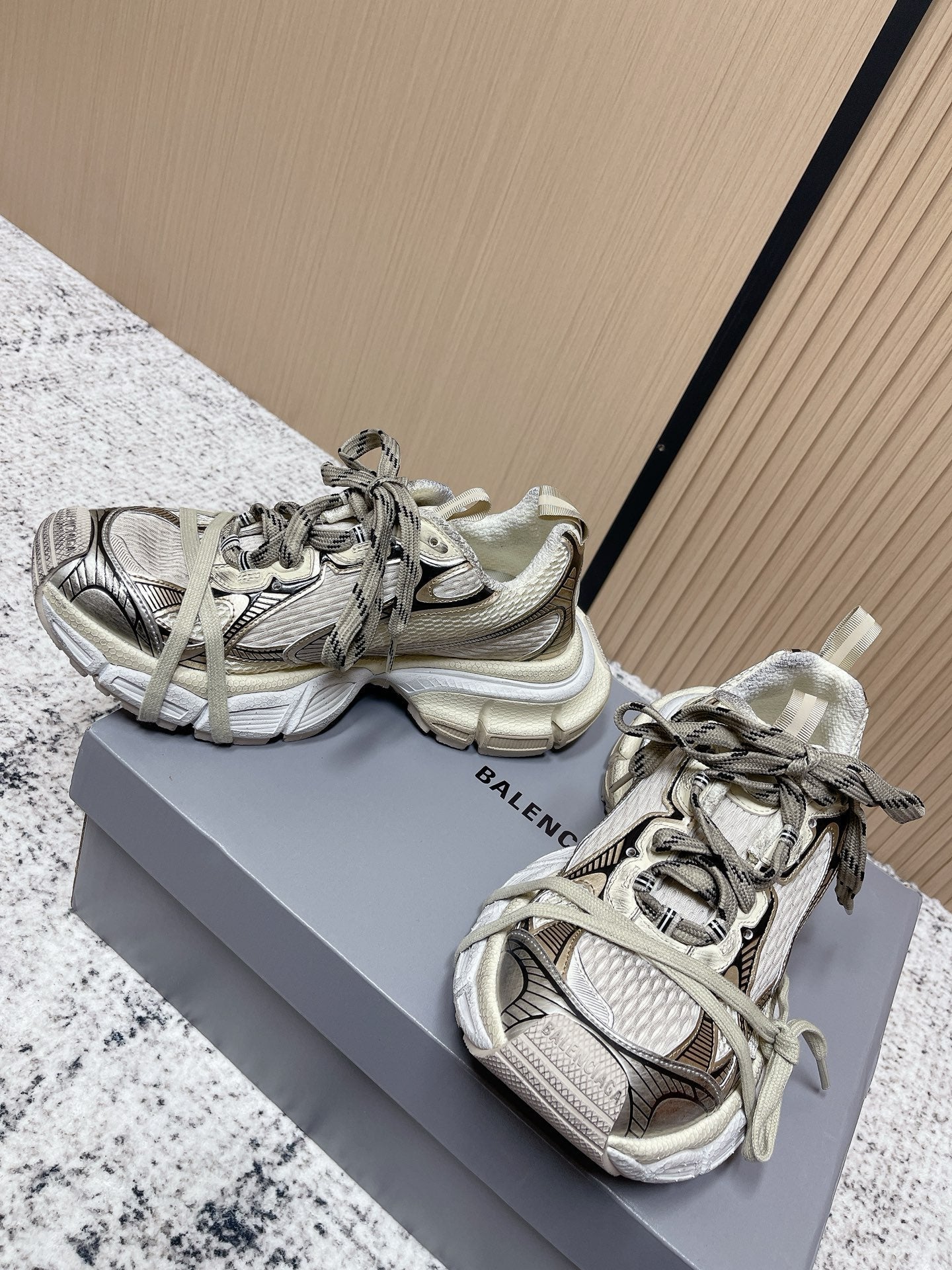 B-Sneakers
