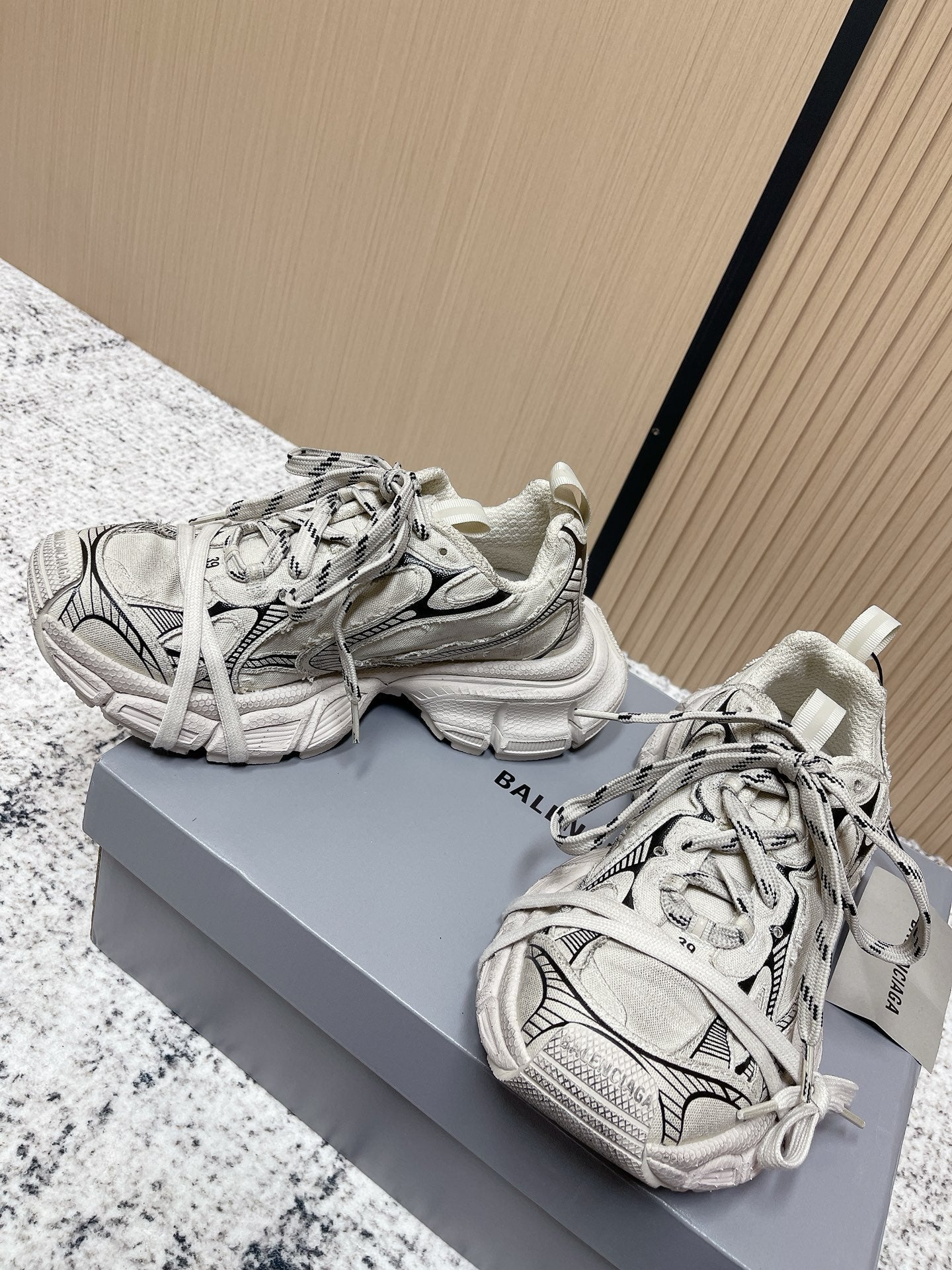 B-Sneakers