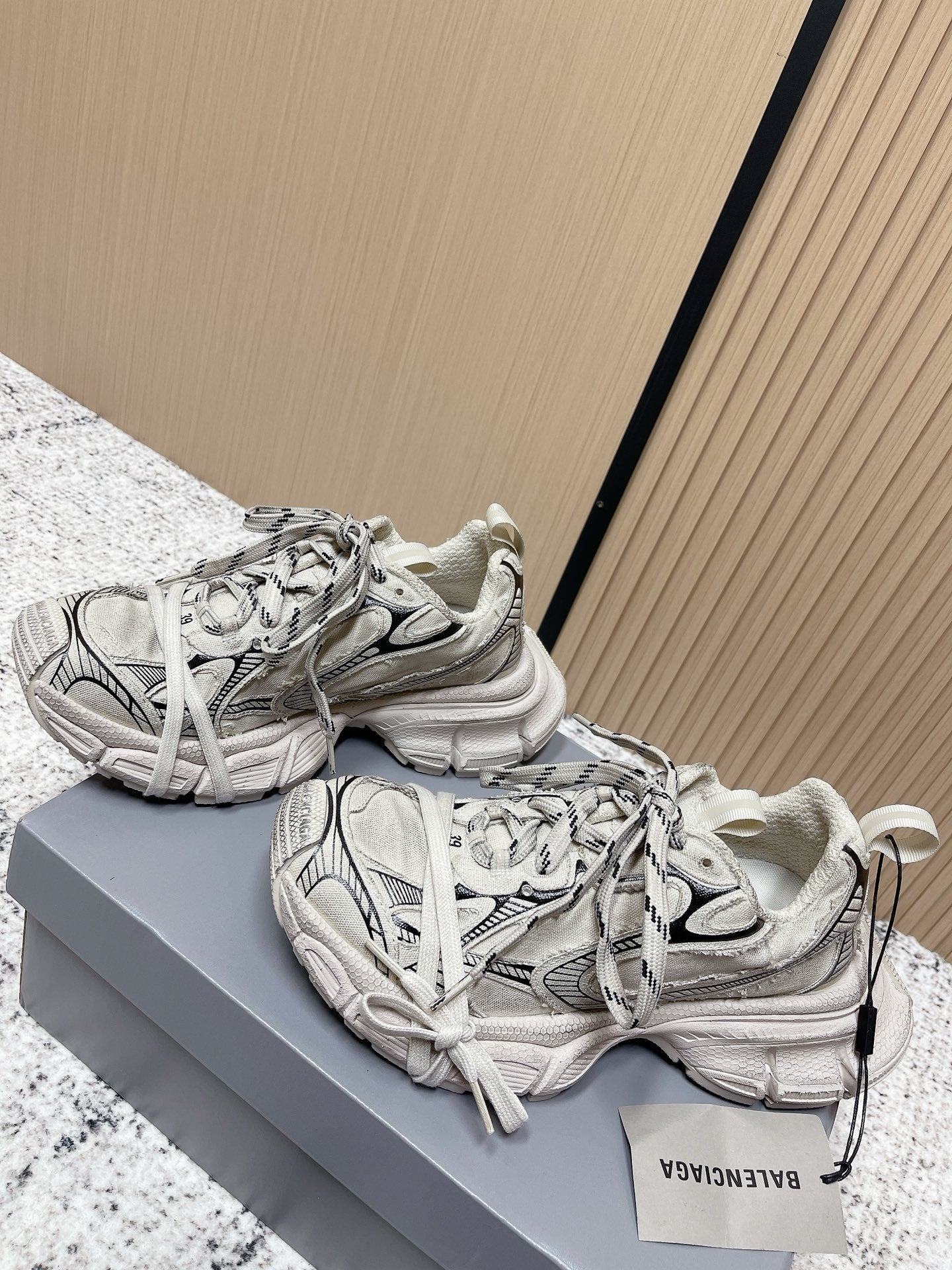 B-Sneakers