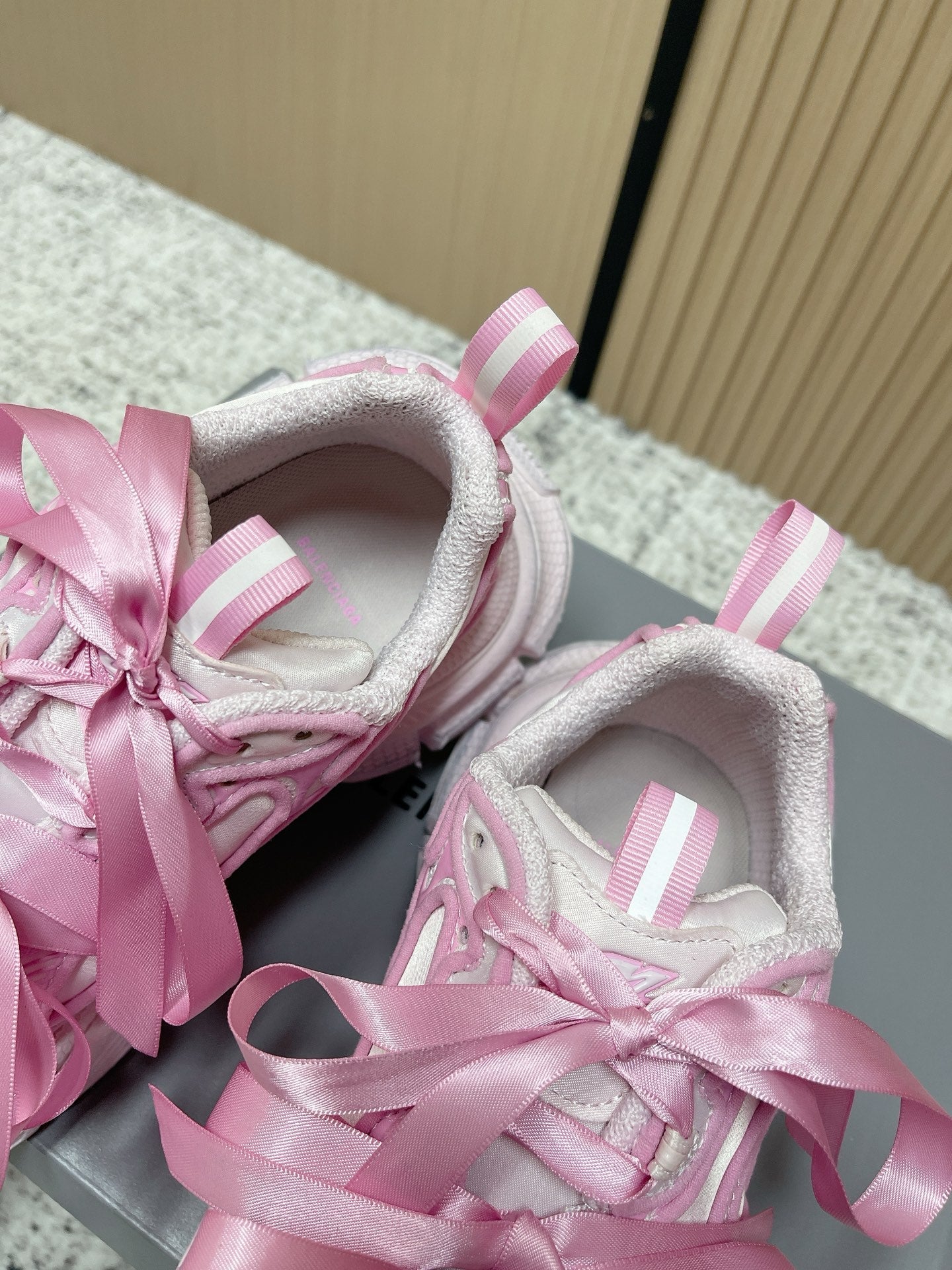 B-Sneakers