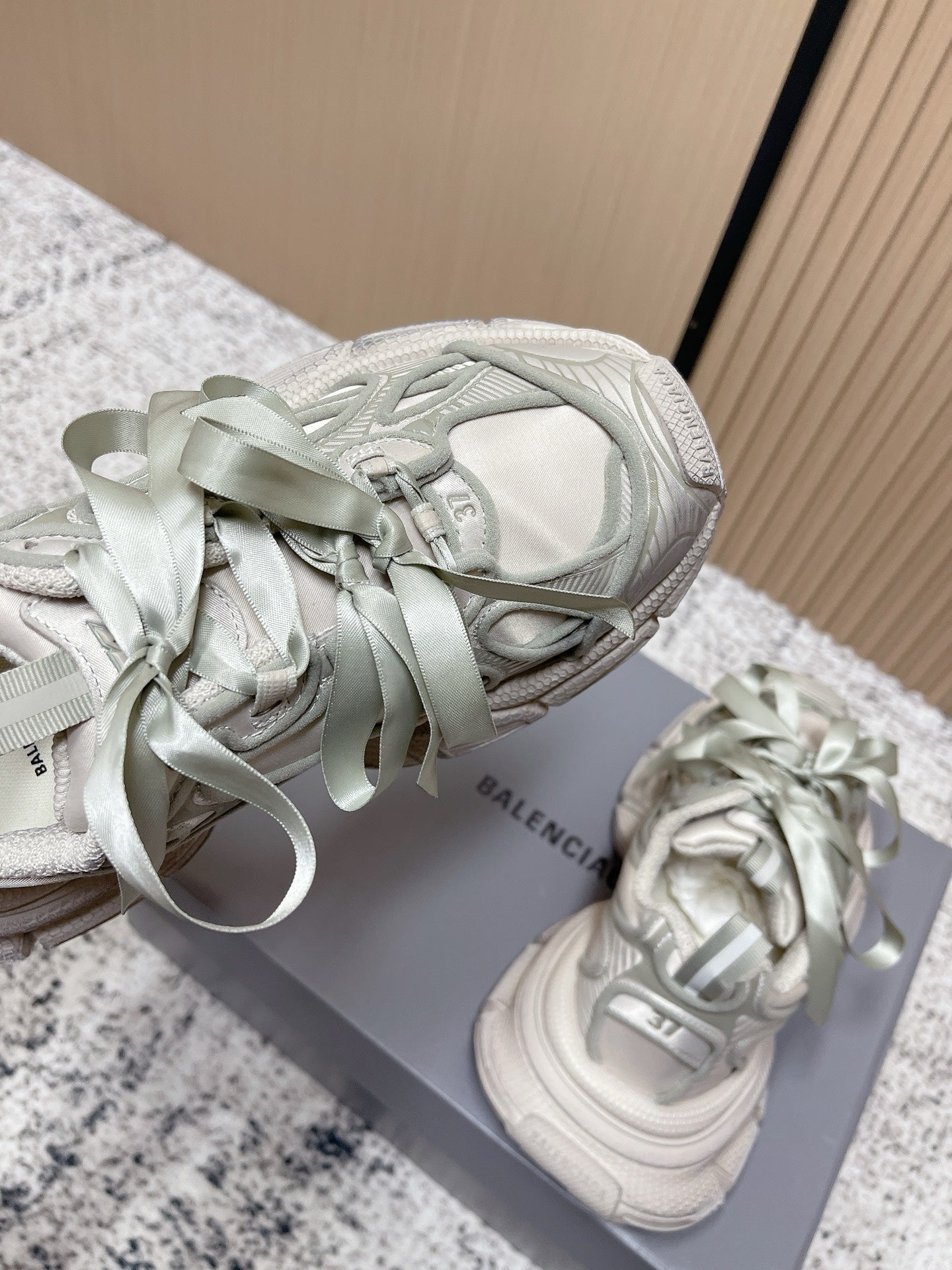 B-Sneakers