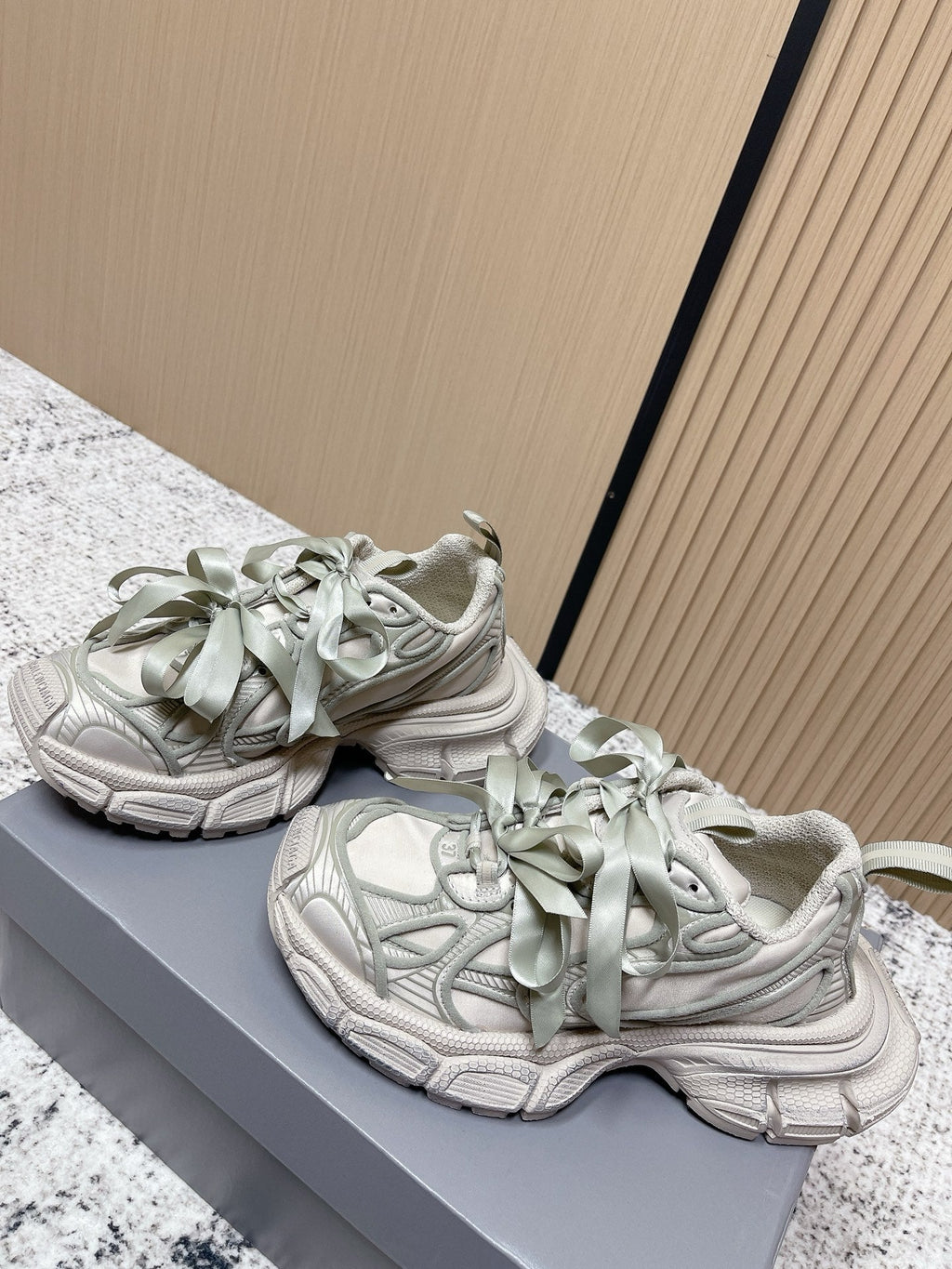 B-Sneakers