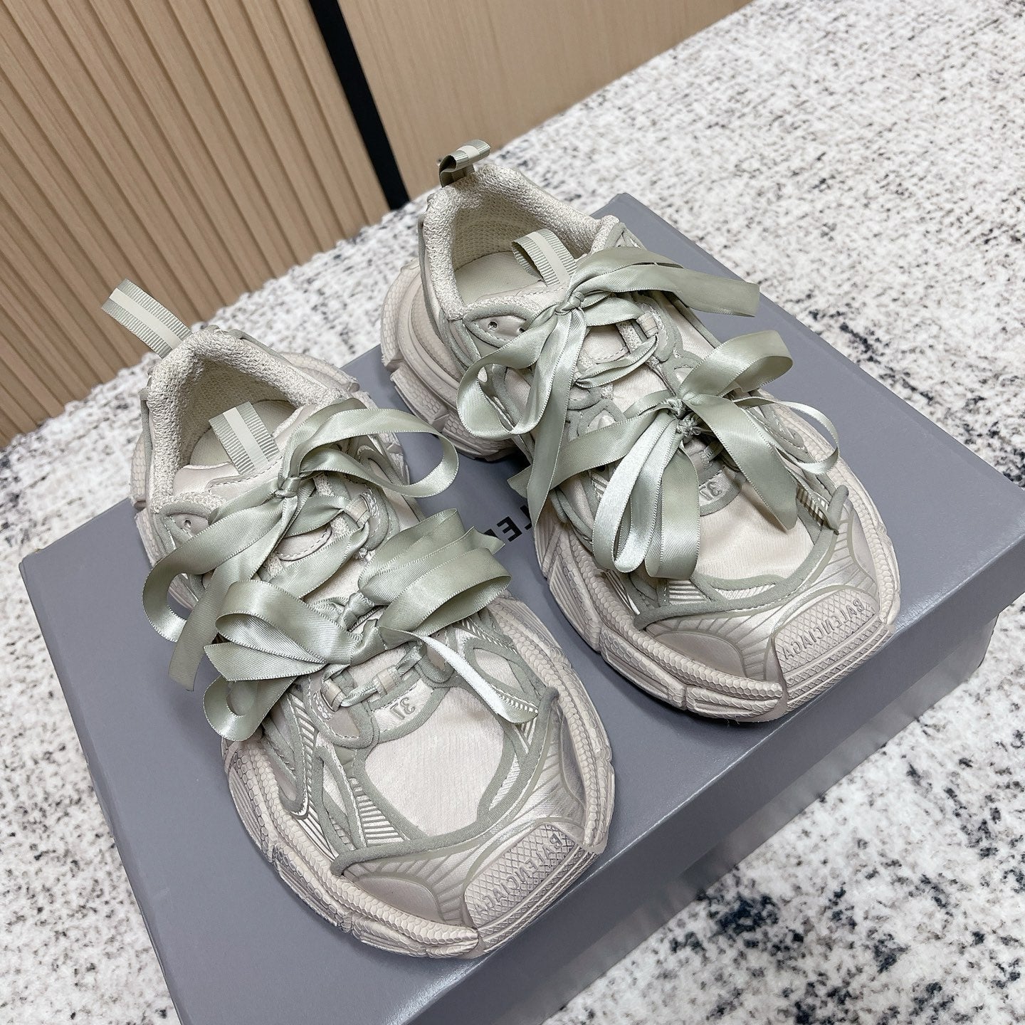 B-Sneakers
