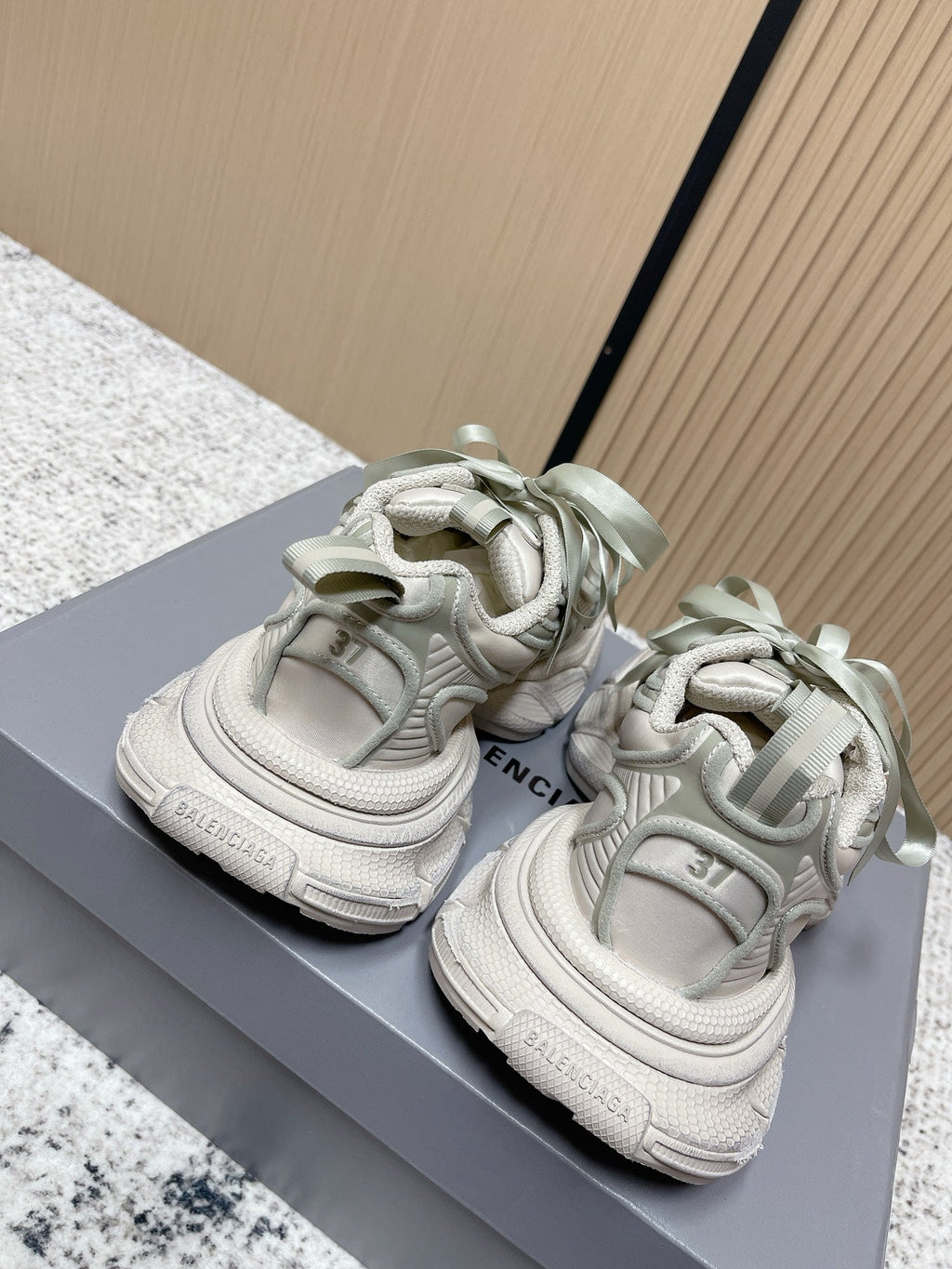 B-Sneakers