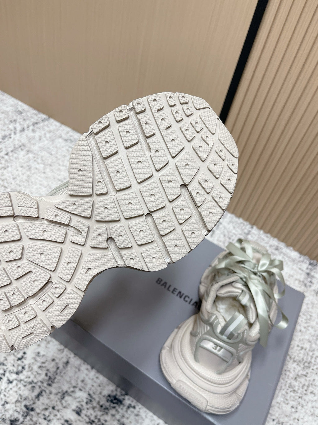 B-Sneakers