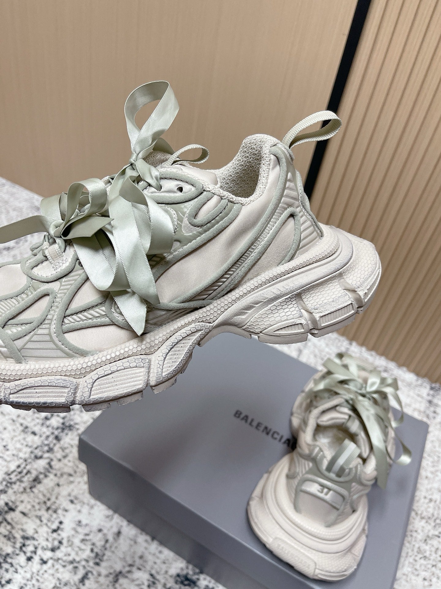 B-Sneakers
