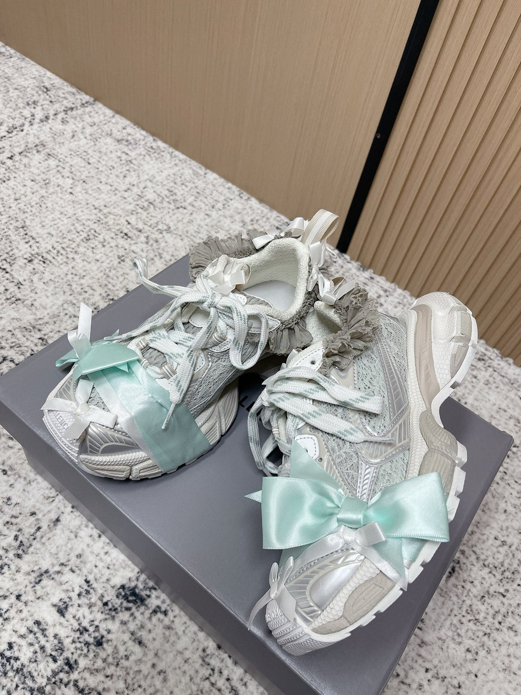 B-Sneakers