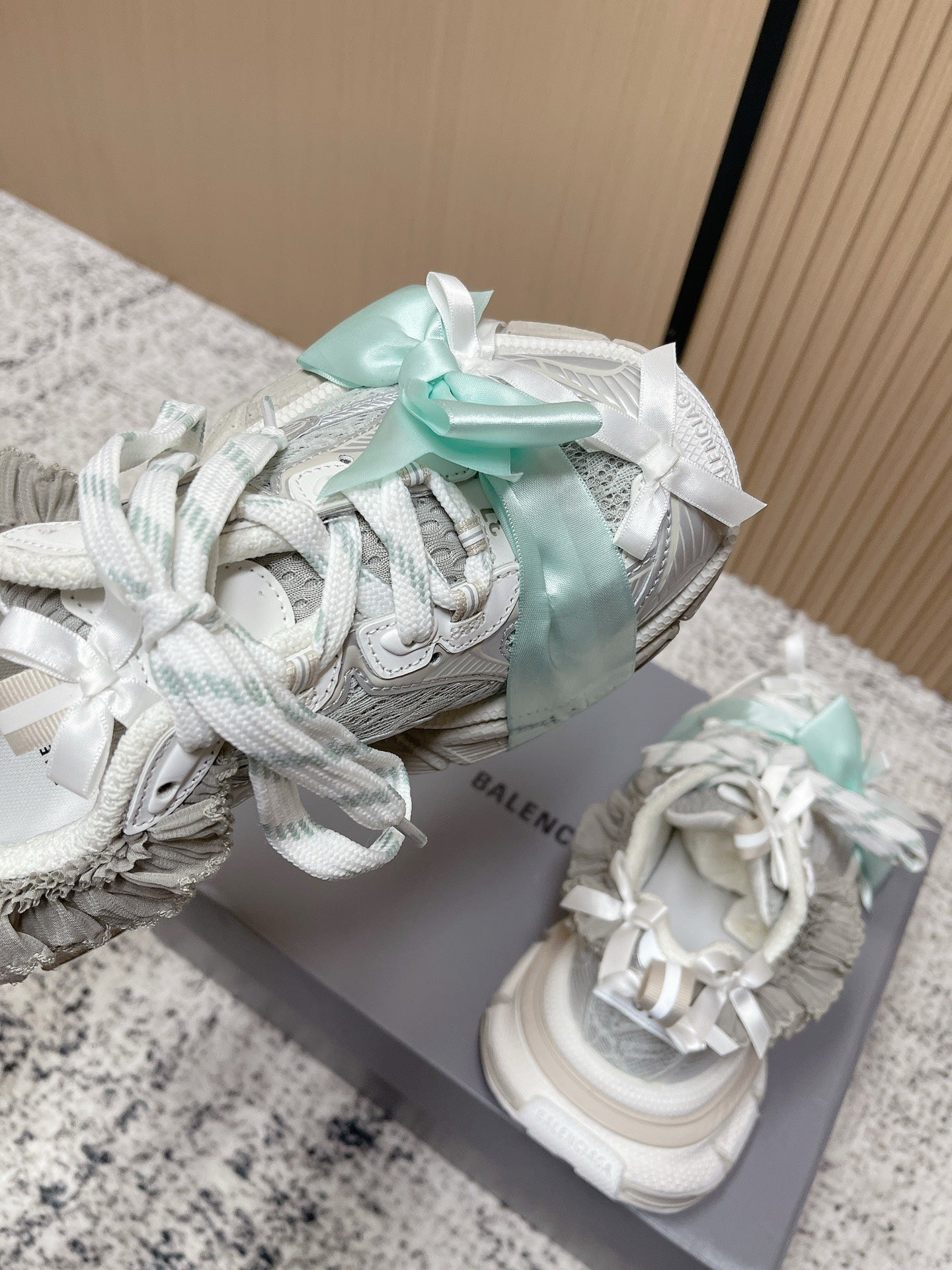 B-Sneakers