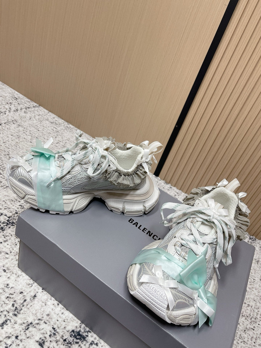 B-Sneakers