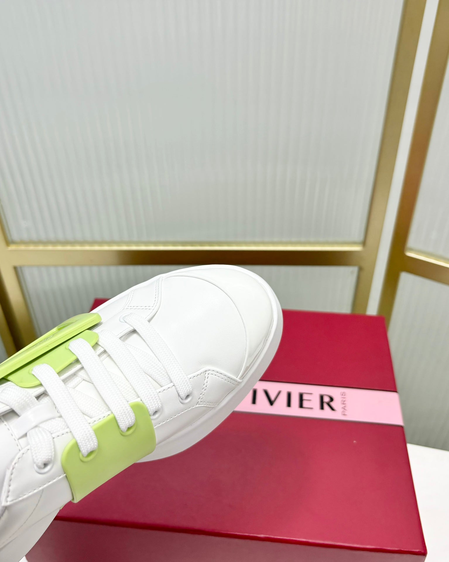 R-Sneakers