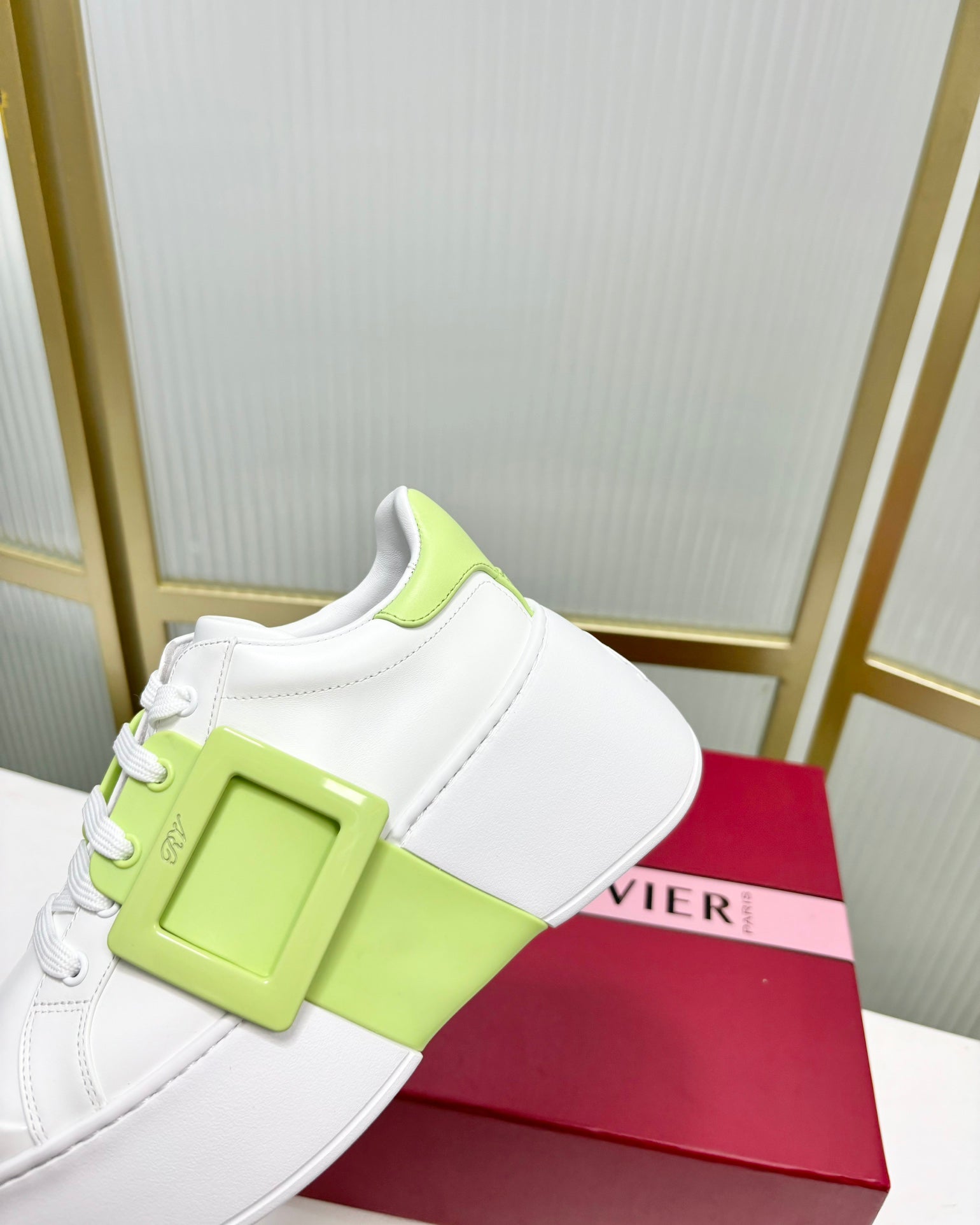 R-Sneakers
