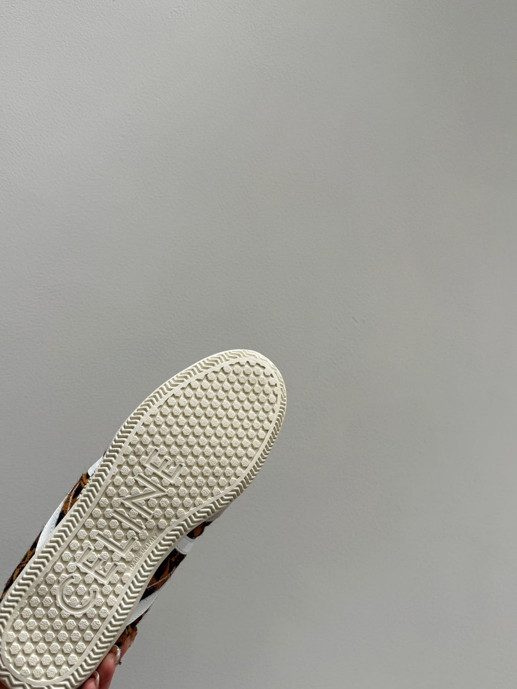 S-Sneakers