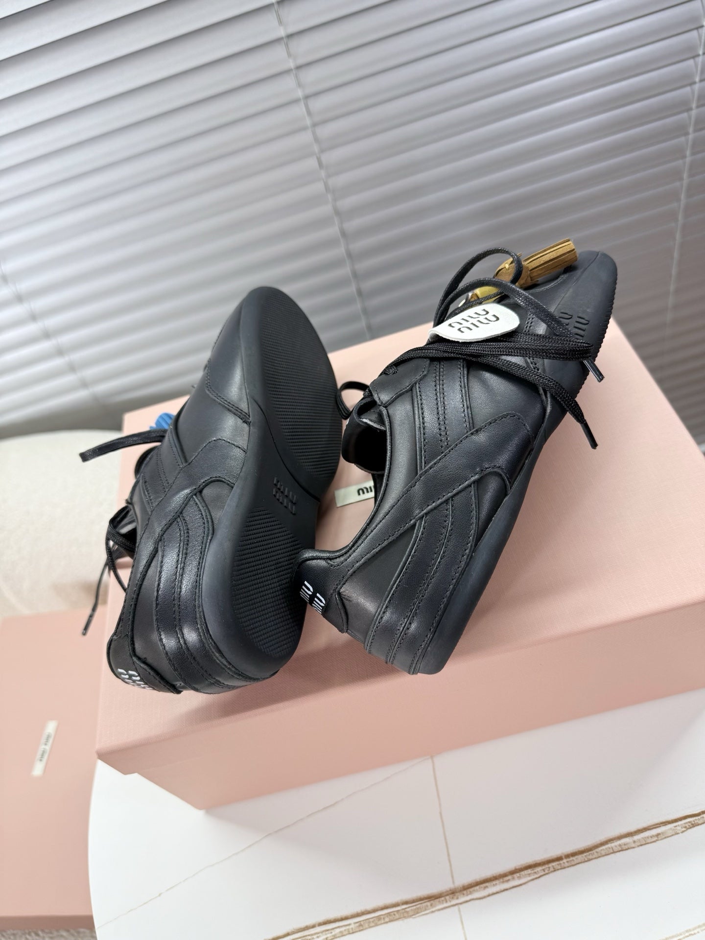 M-Sneakers