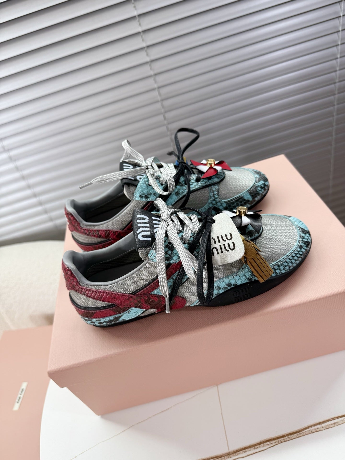 M-Sneakers