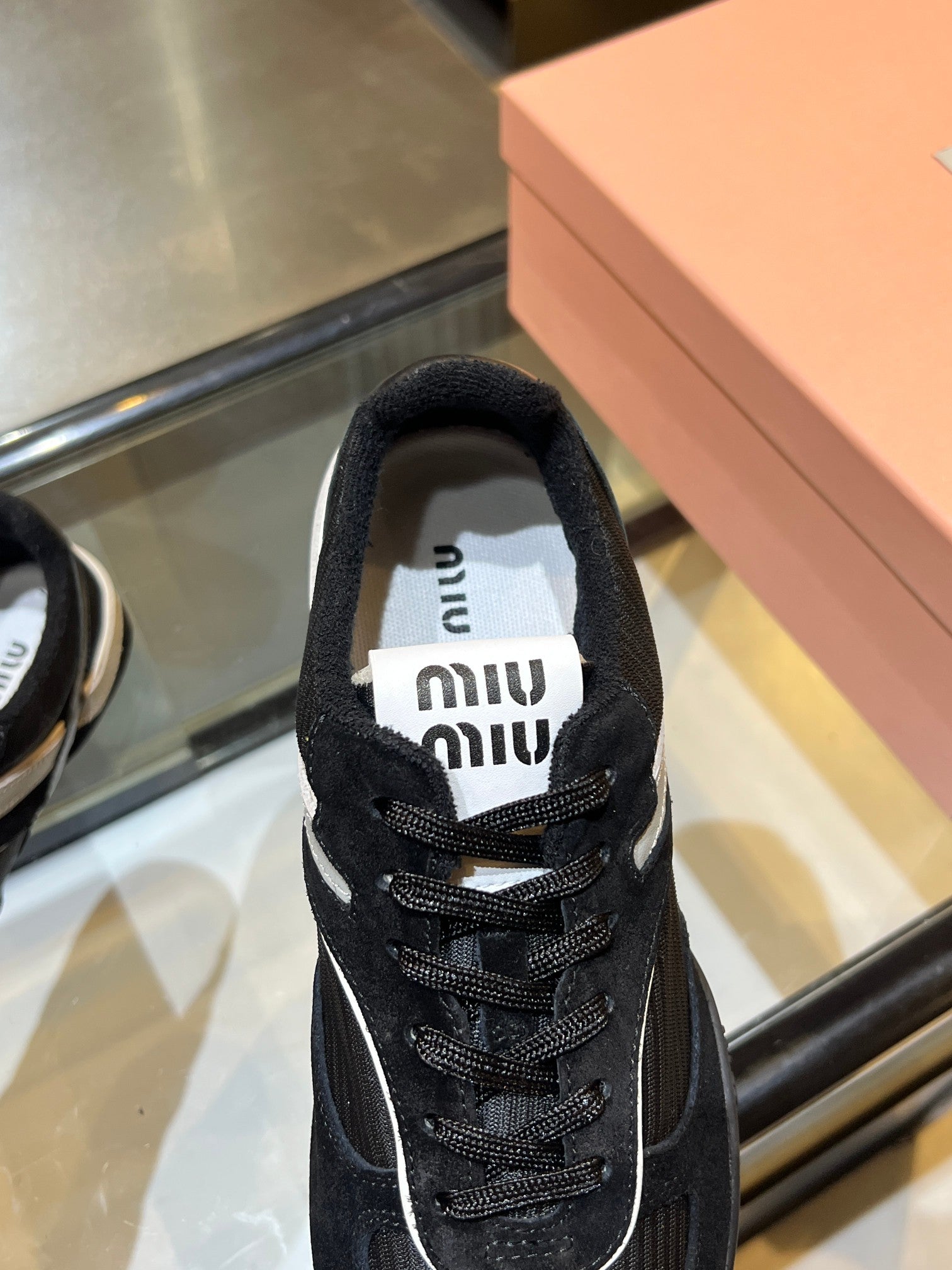 M-Sneakers