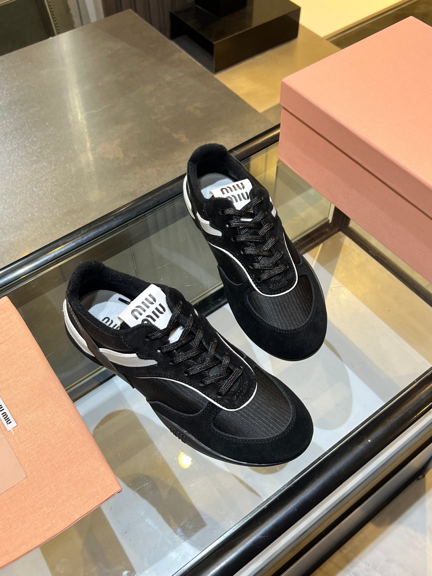 M-Sneakers