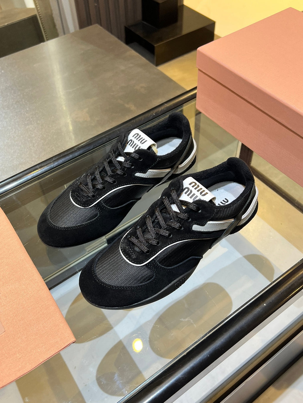 M-Sneakers