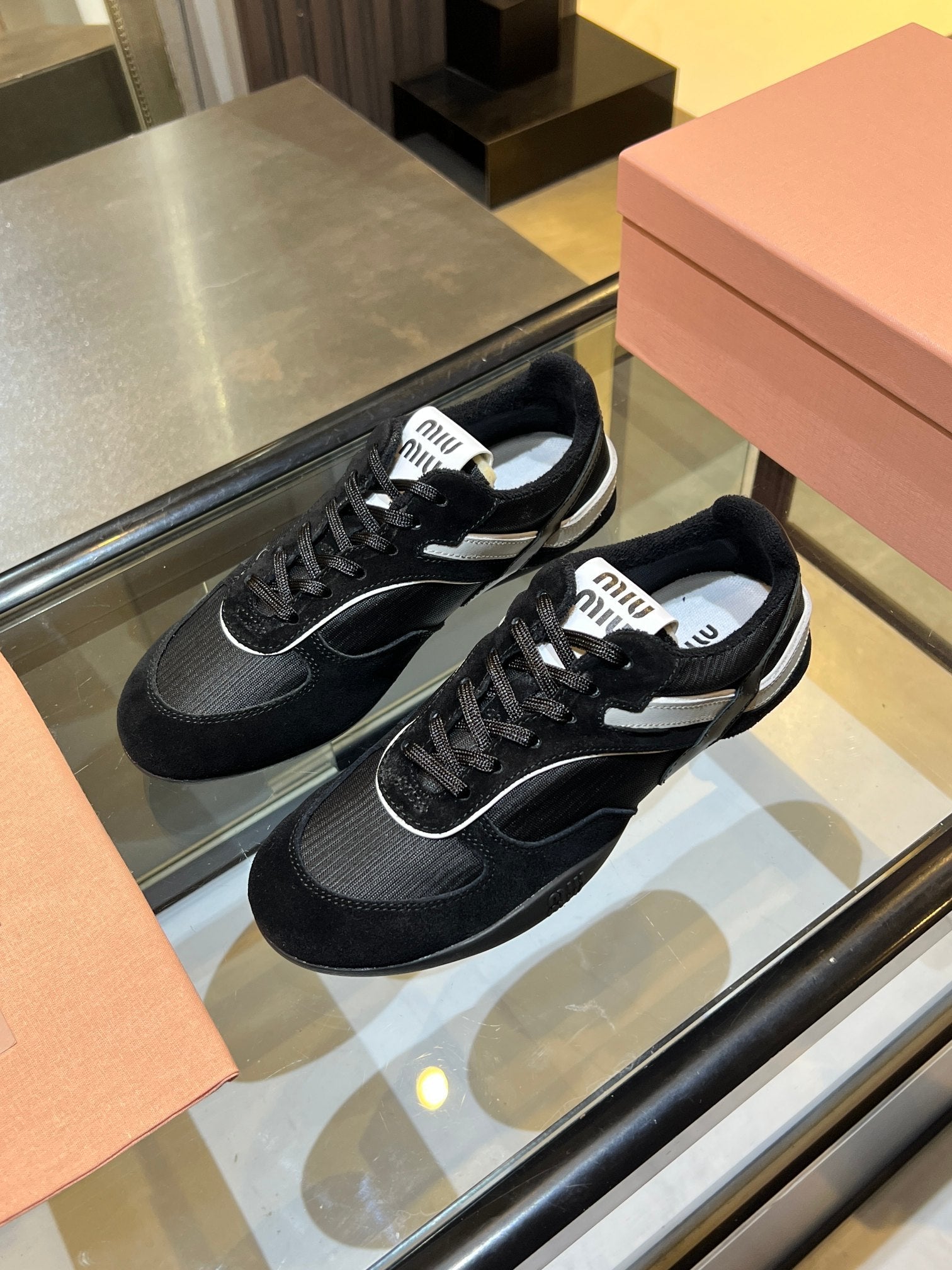 M-Sneakers