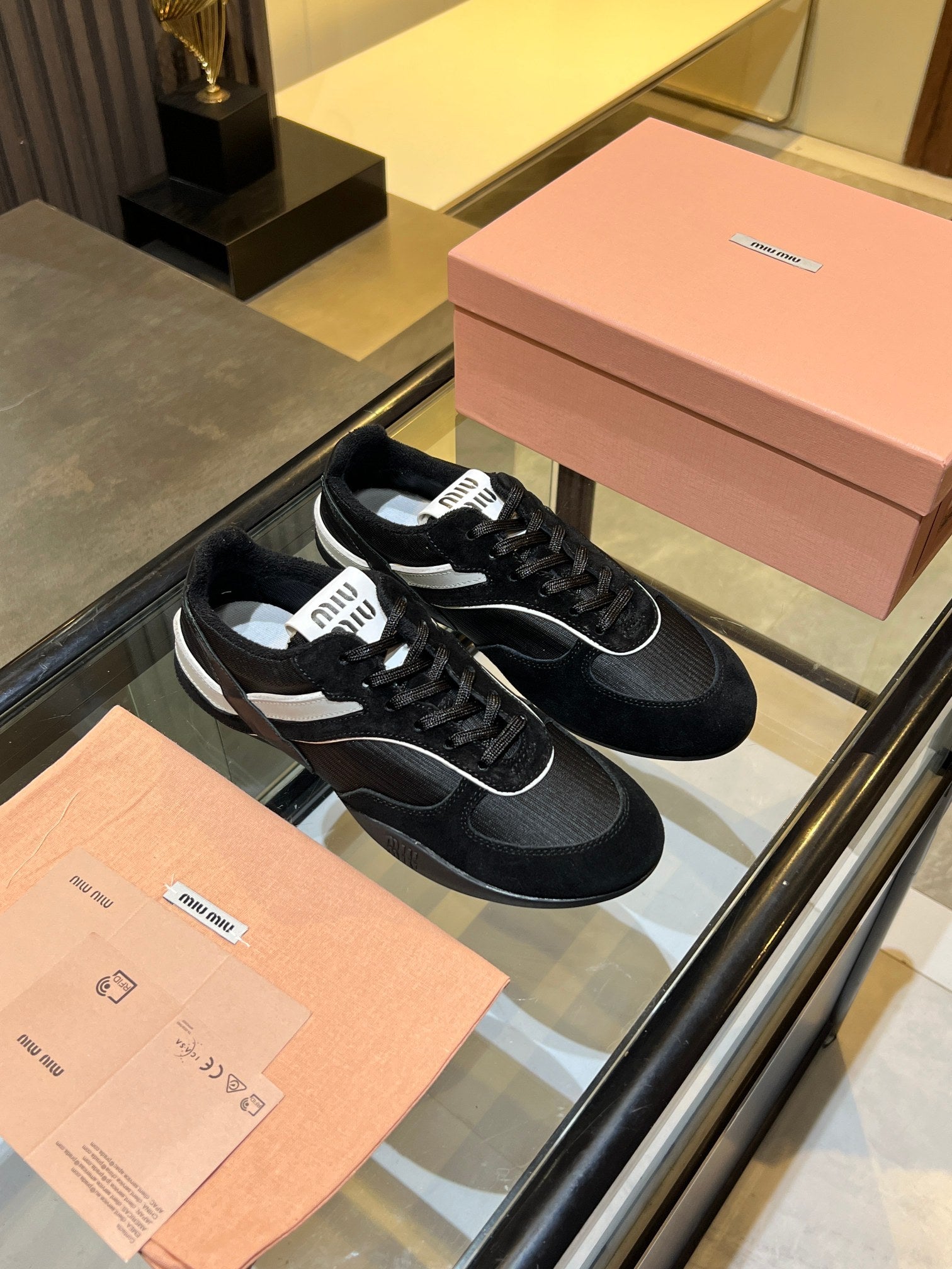 M-Sneakers