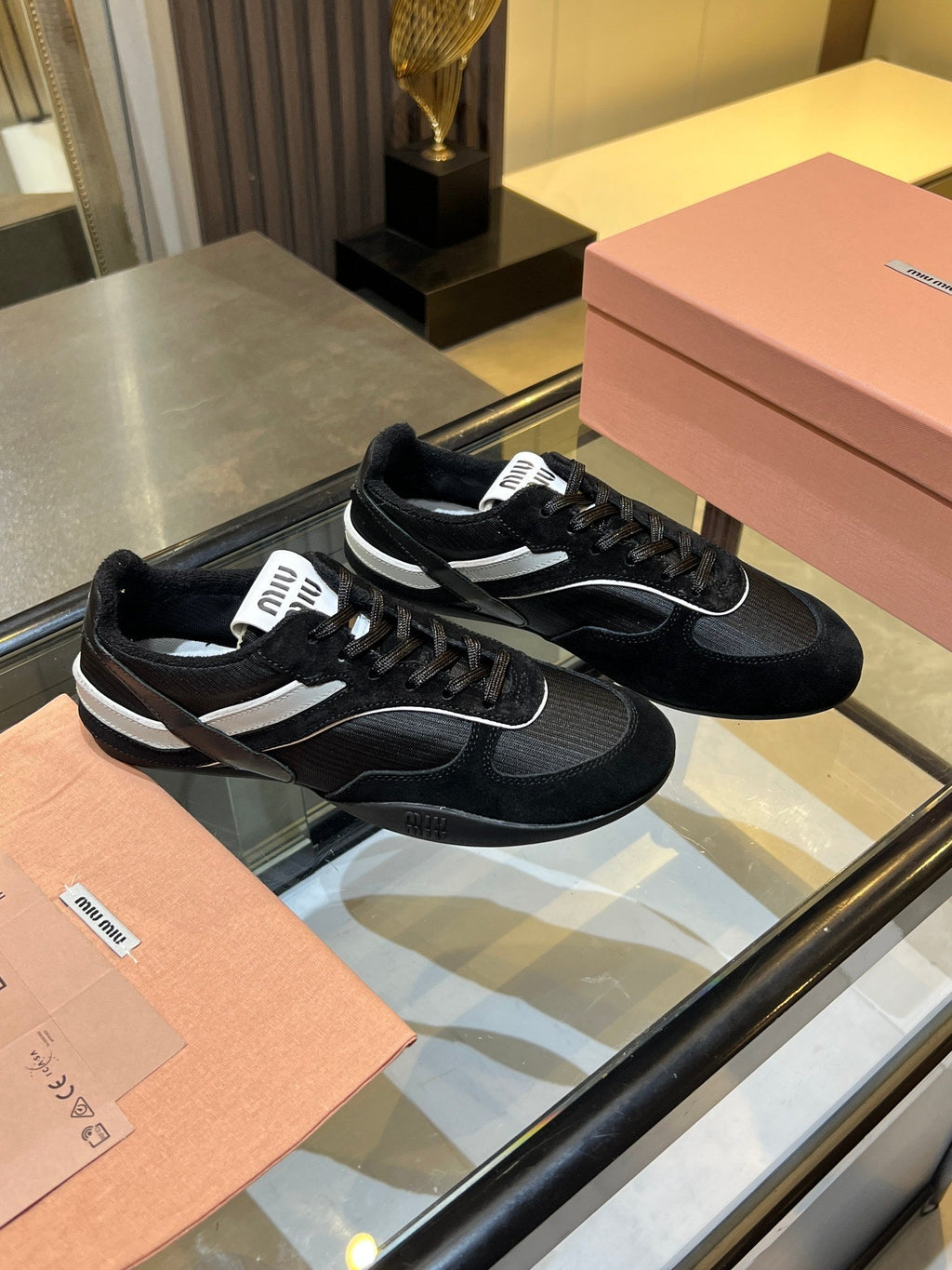 M-Sneakers