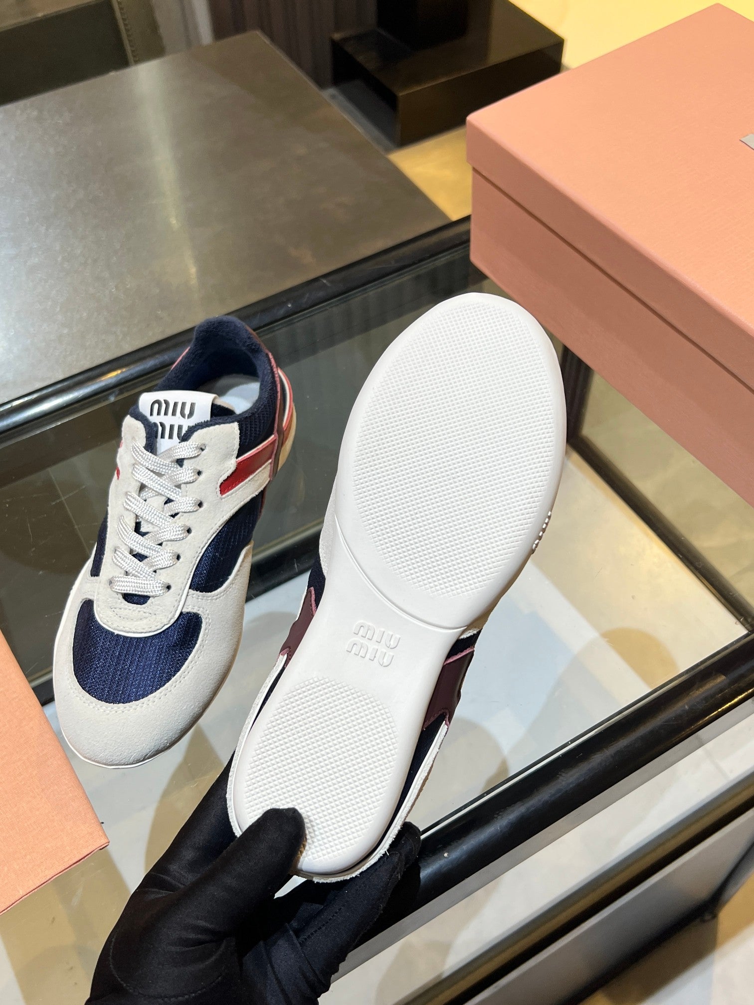 M-Sneakers
