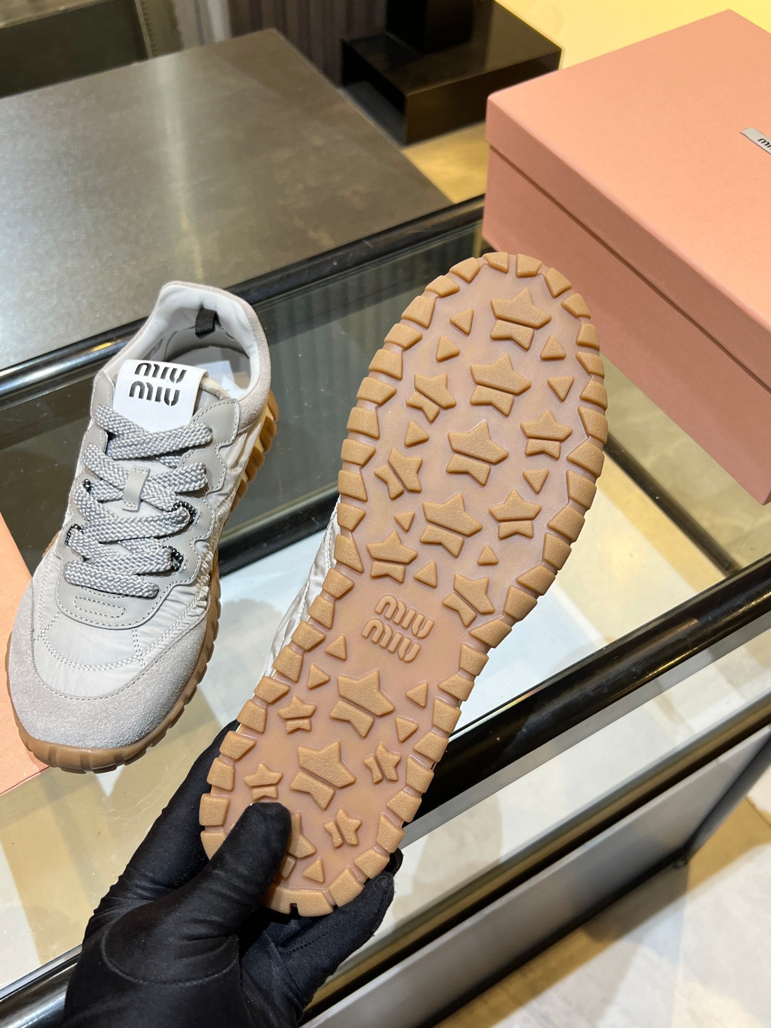 M-Sneakers