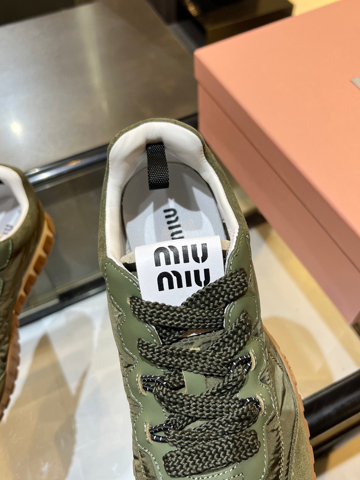 M-Sneakers