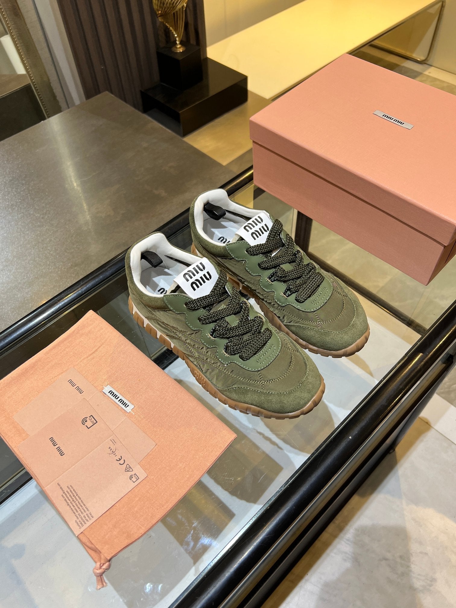 M-Sneakers