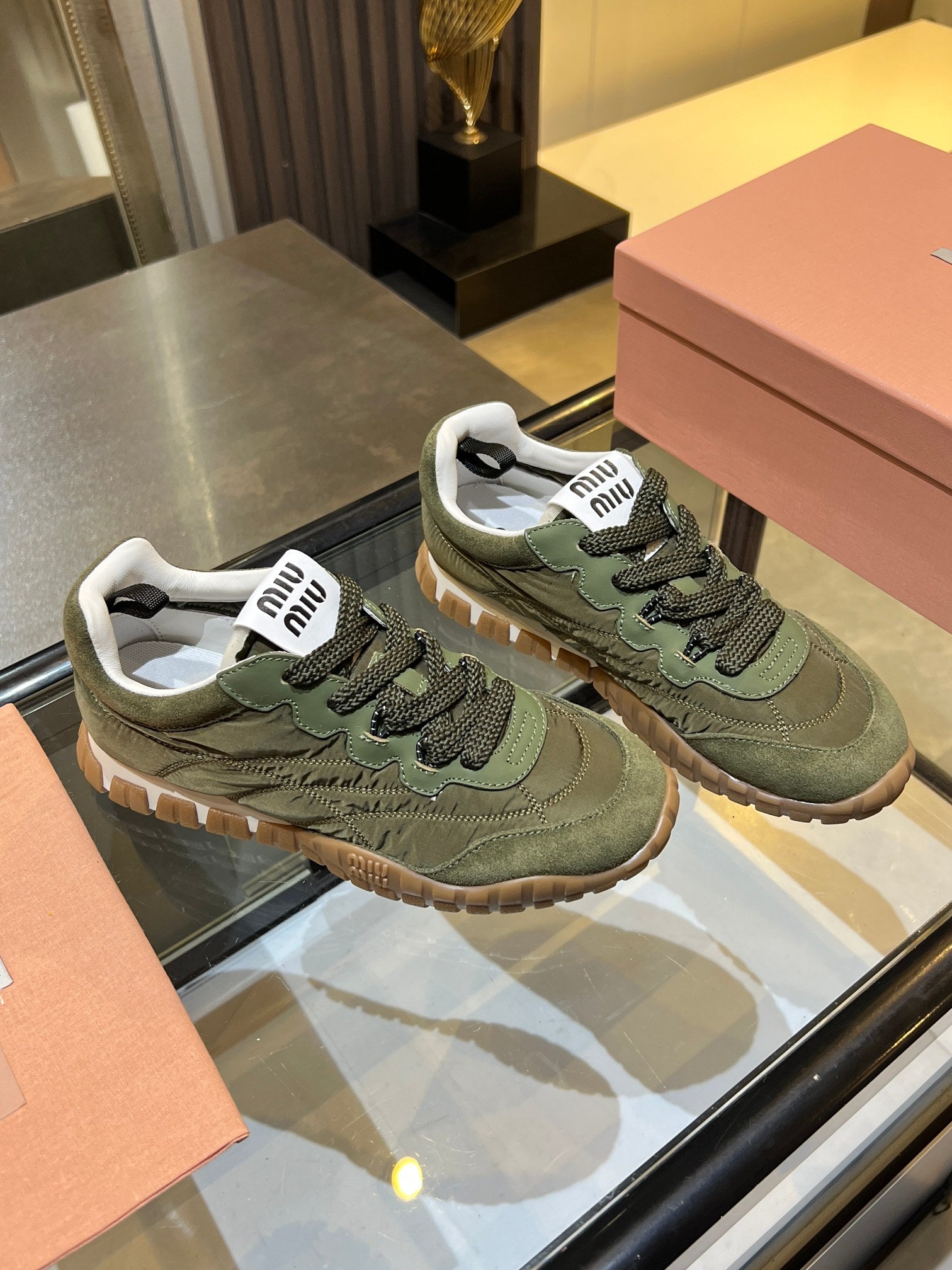 M-Sneakers