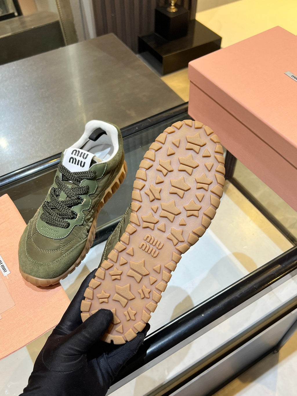 M-Sneakers