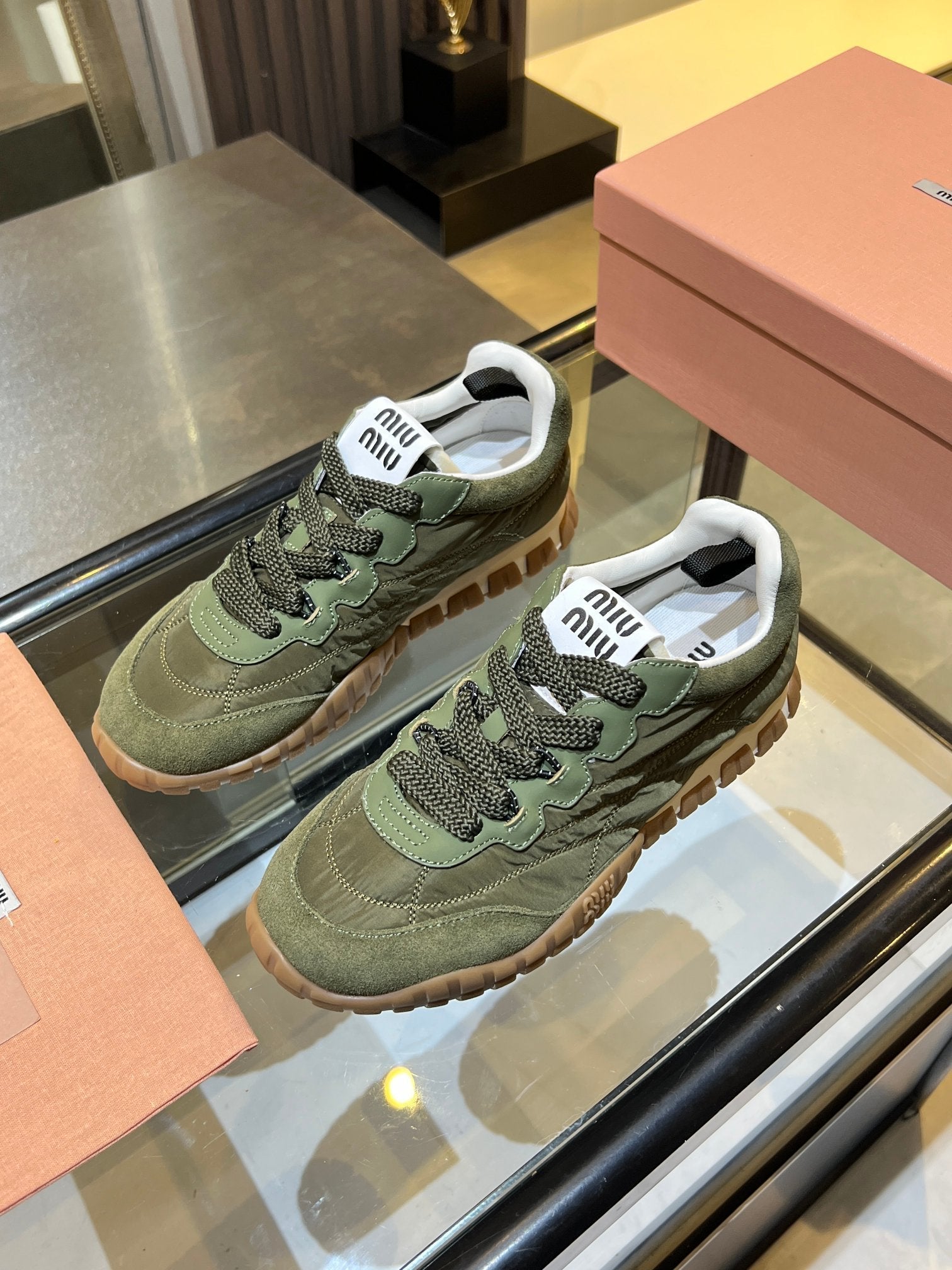 M-Sneakers