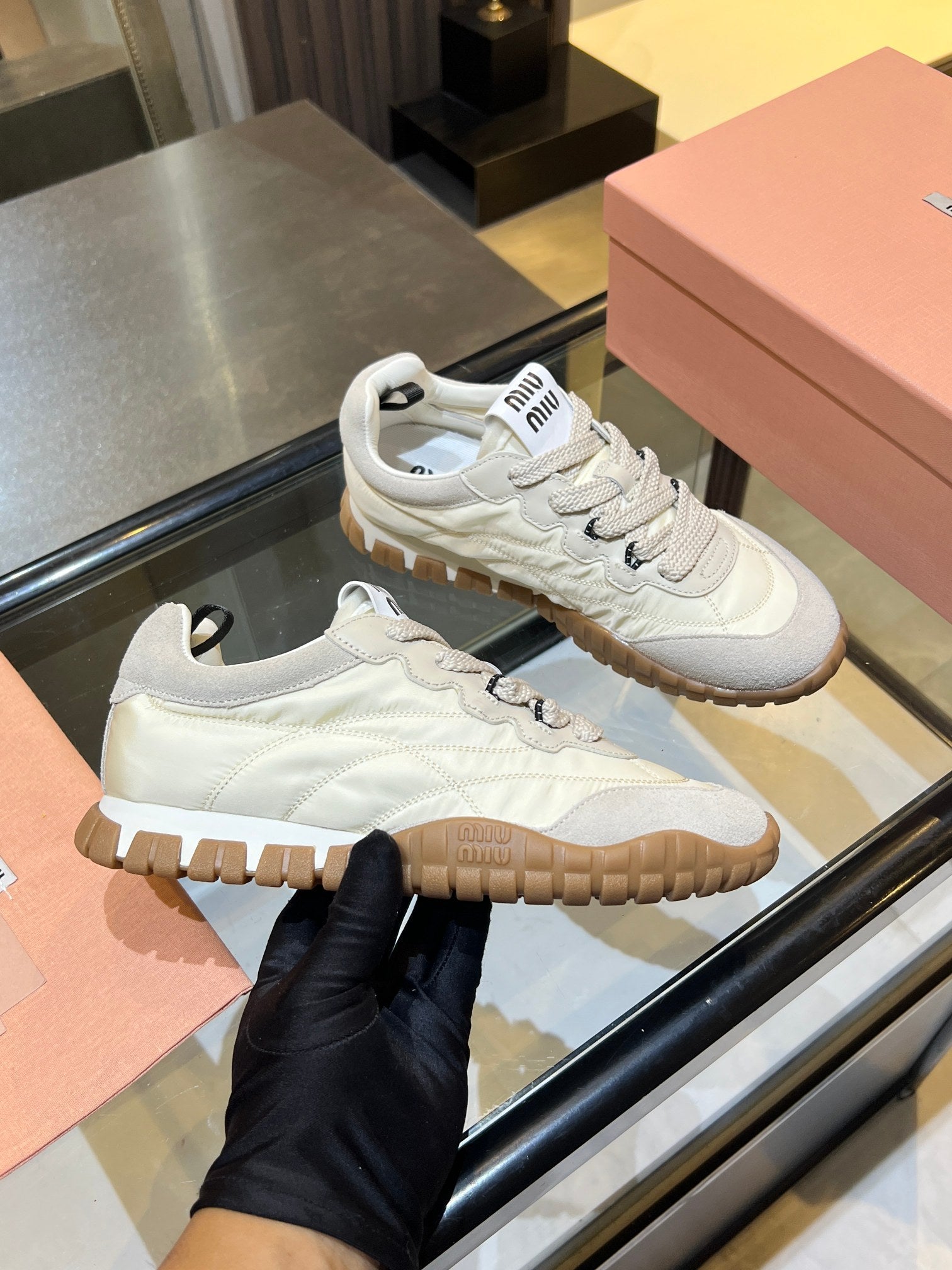 M-Sneakers