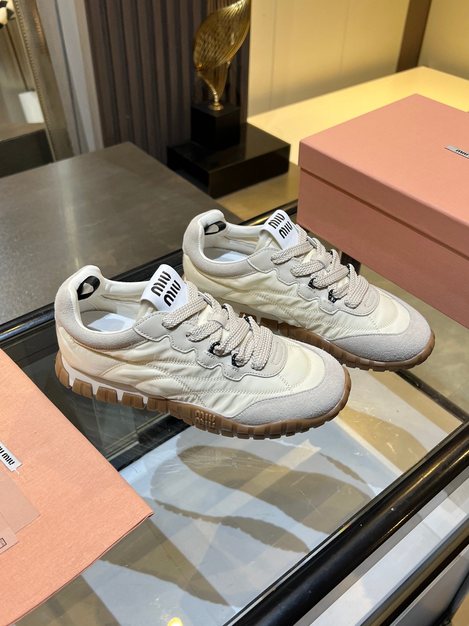 M-Sneakers