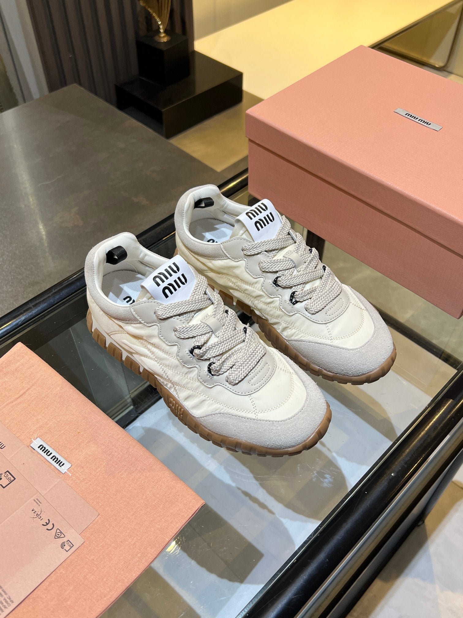 M-Sneakers